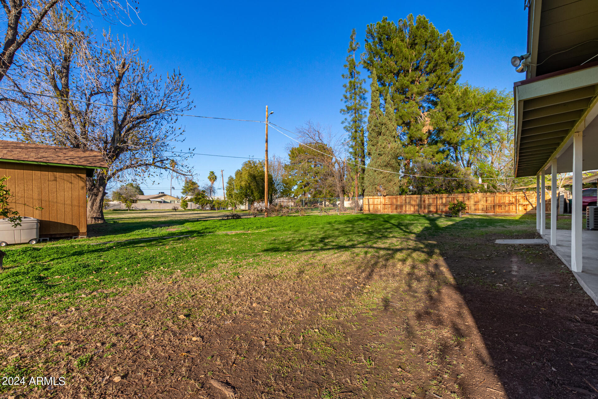 1118 E DOLPHIN Circle