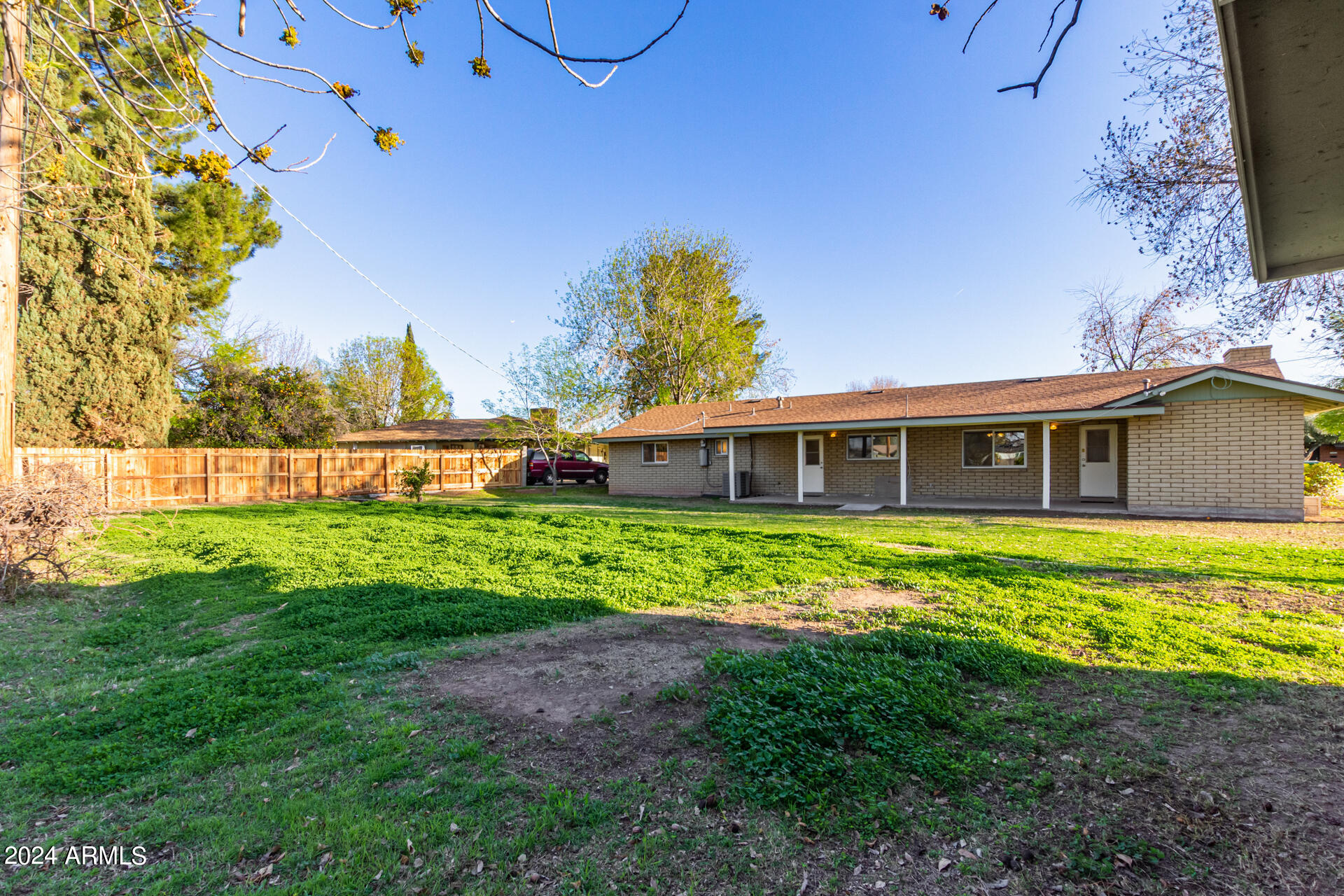 1118 E DOLPHIN Circle