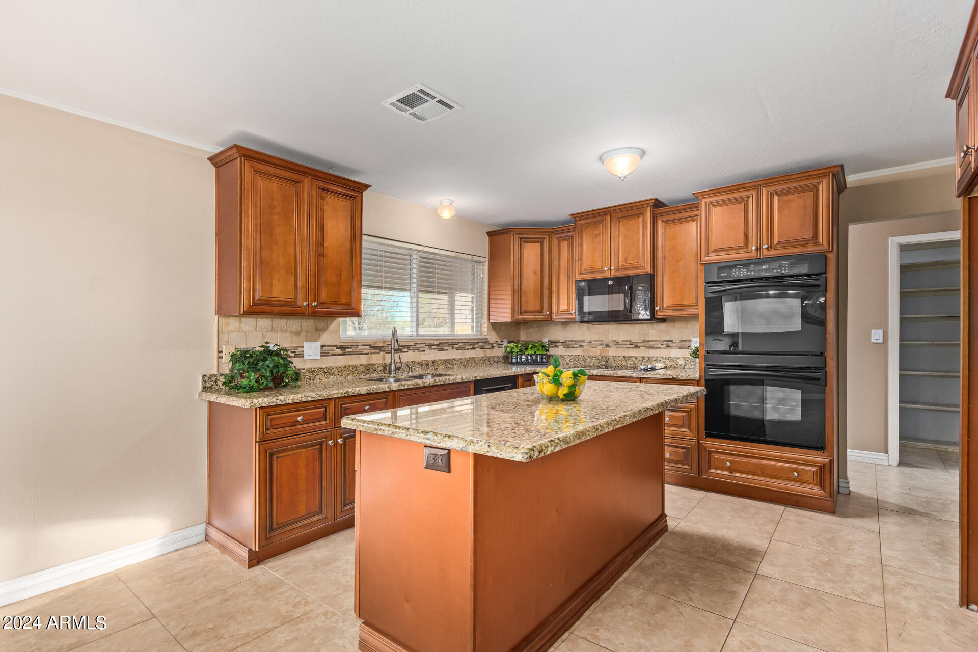 1118 E DOLPHIN Circle