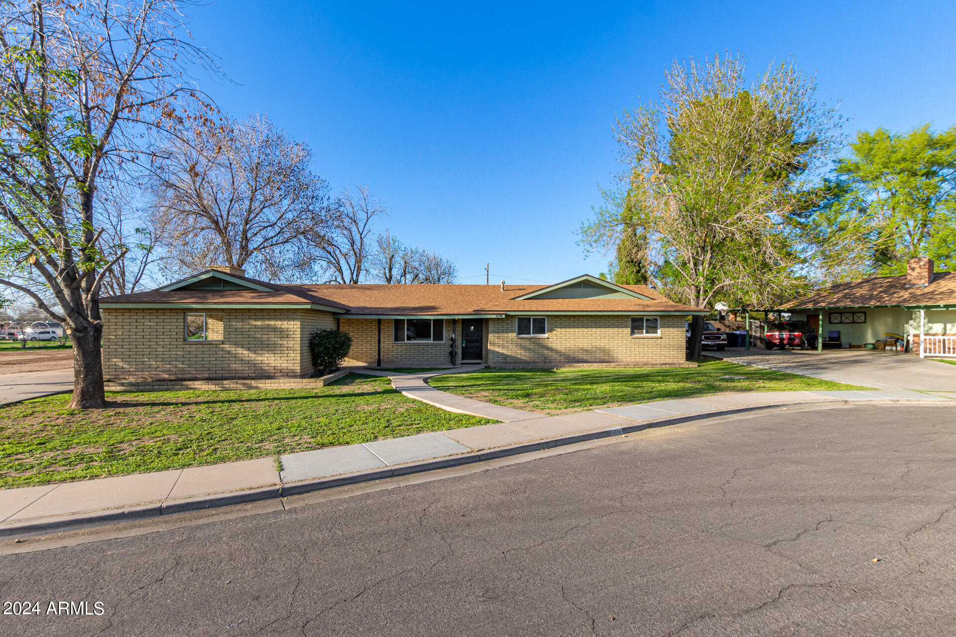 1118 E DOLPHIN Circle