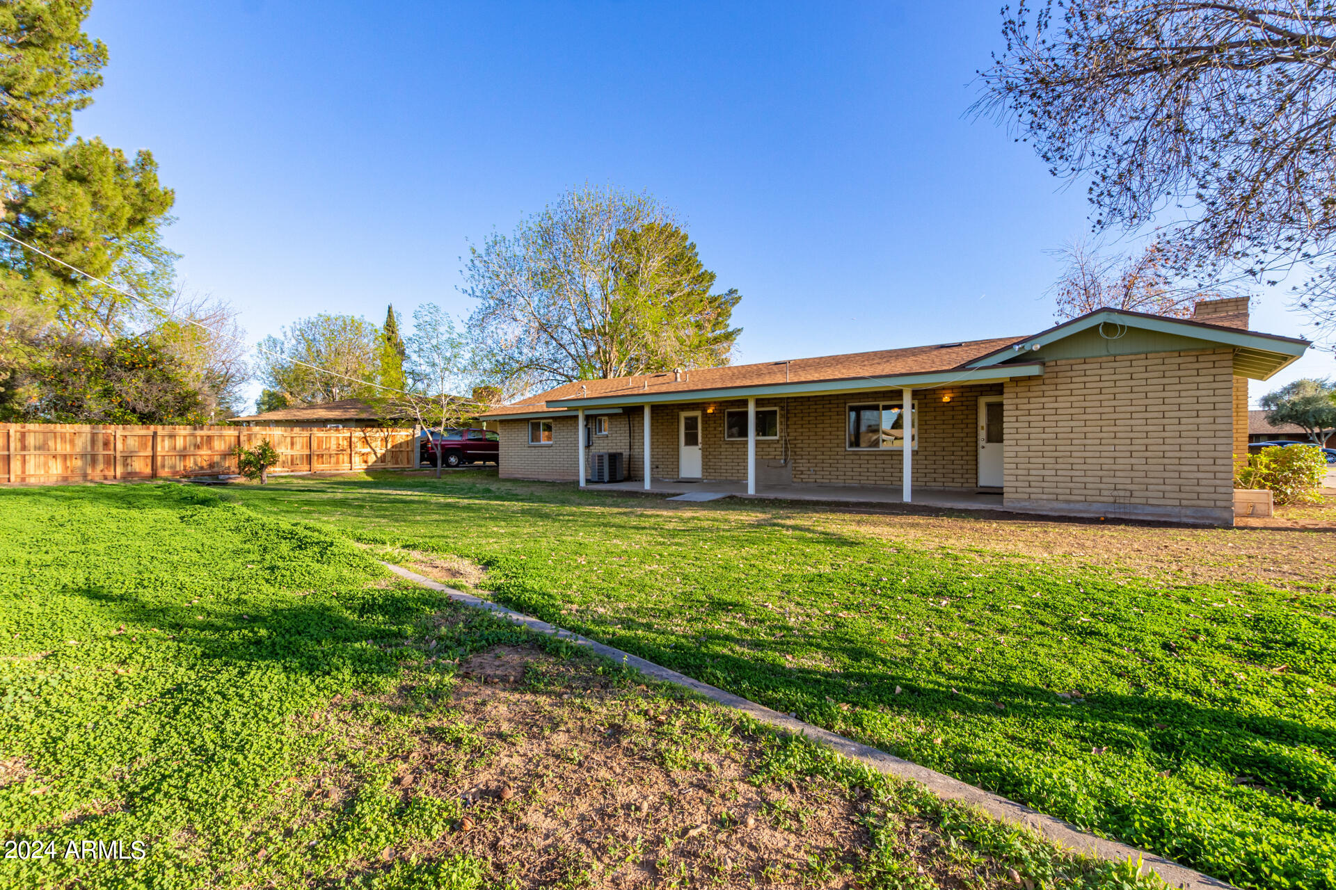 1118 E DOLPHIN Circle