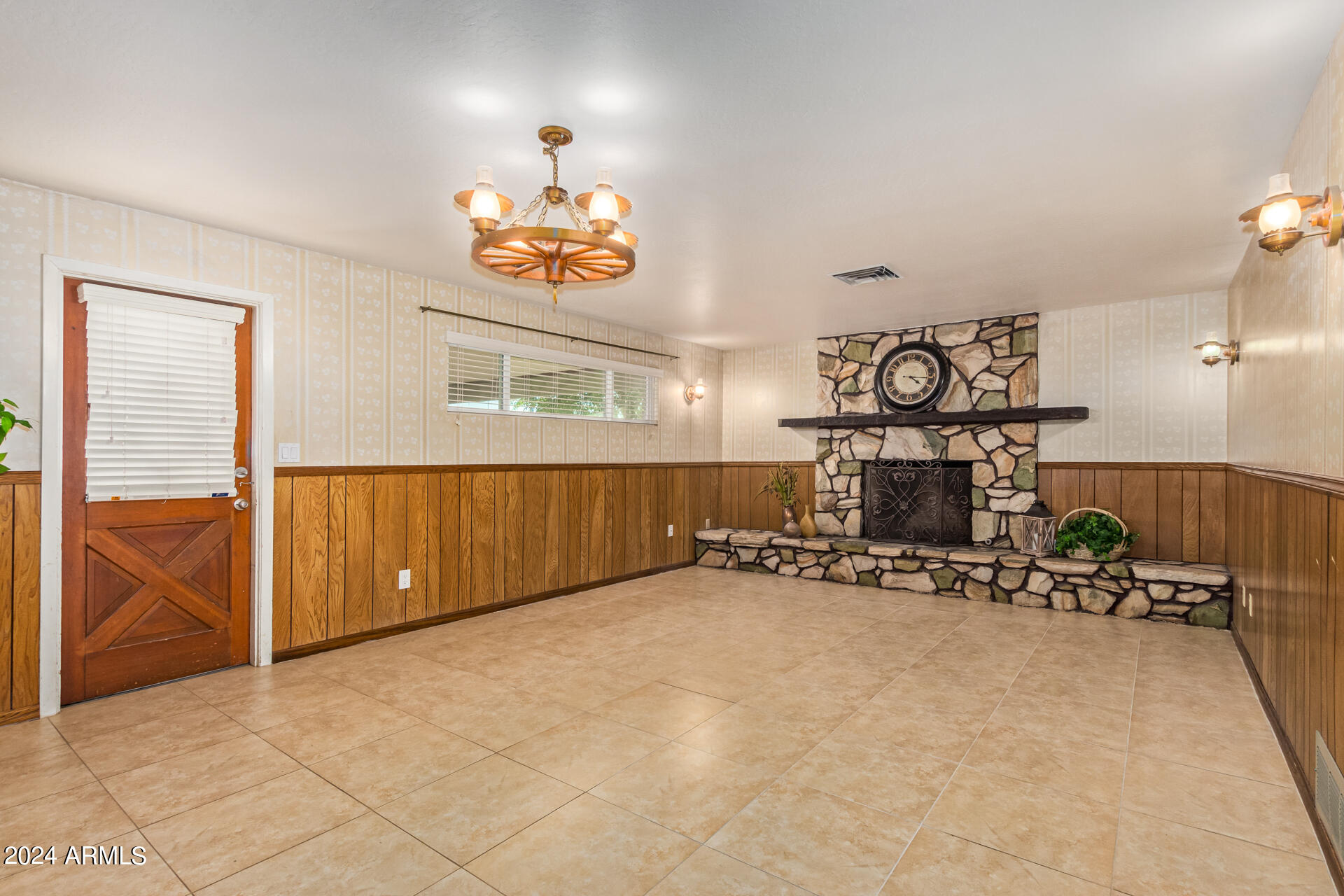 1118 E DOLPHIN Circle