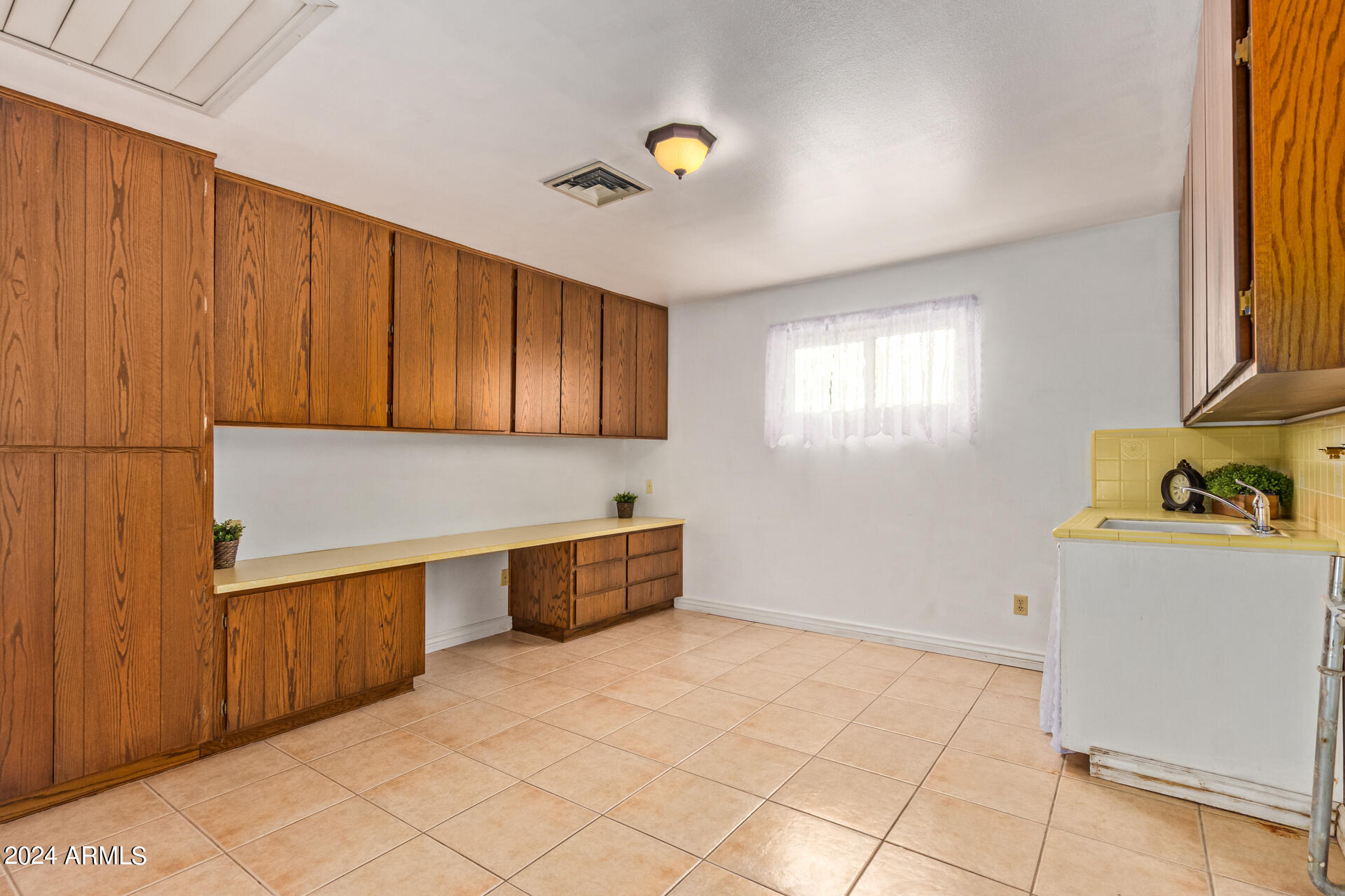 1118 E DOLPHIN Circle