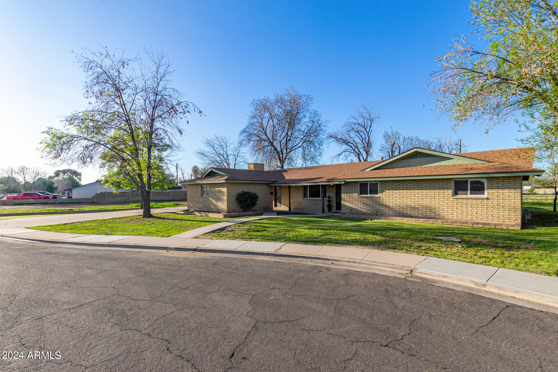 1118 E DOLPHIN Circle
