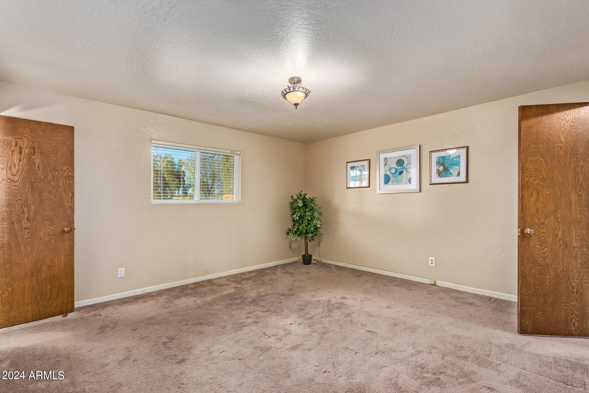 1118 E DOLPHIN Circle