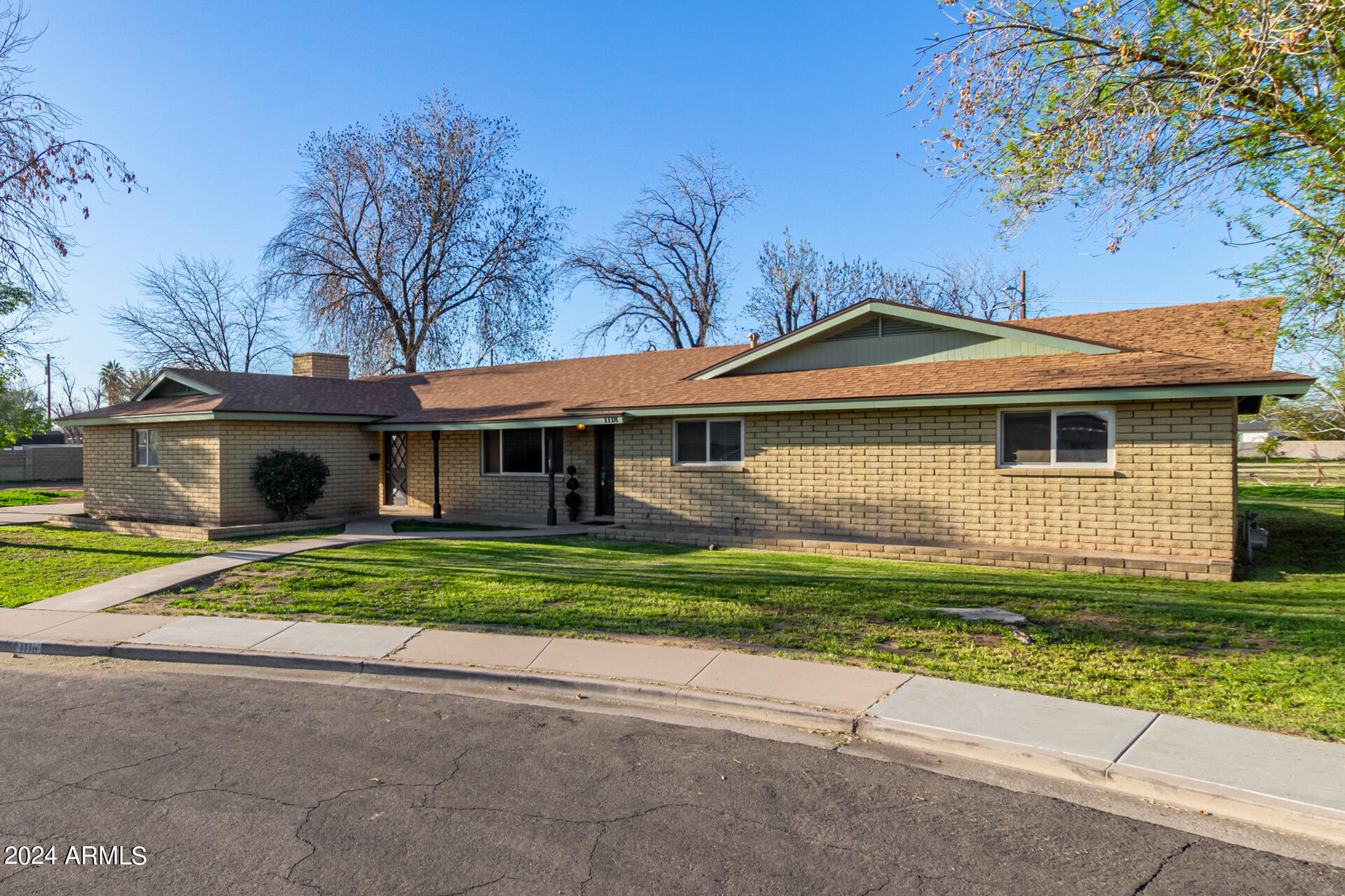 1118 E DOLPHIN Circle