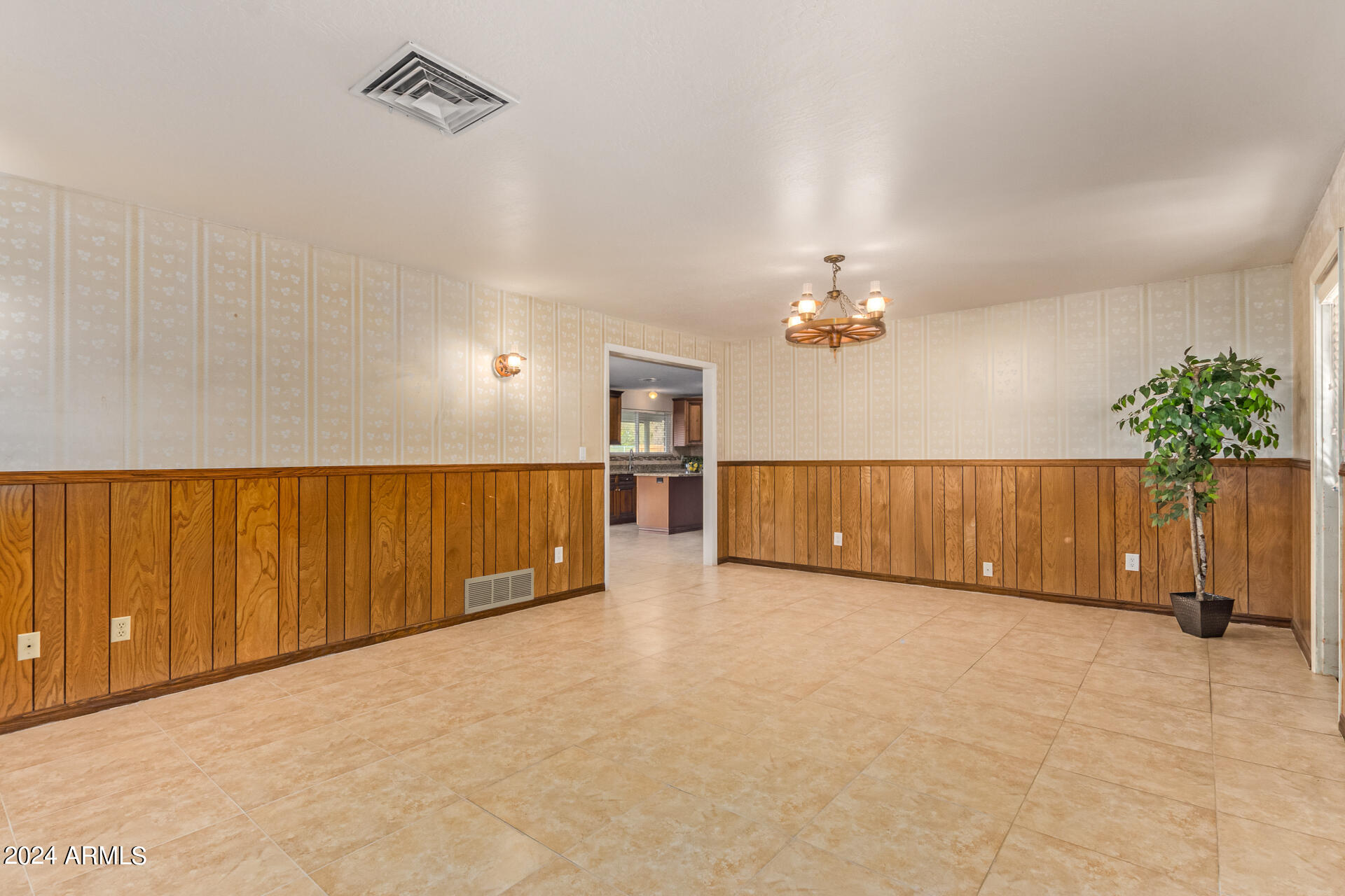 1118 E DOLPHIN Circle
