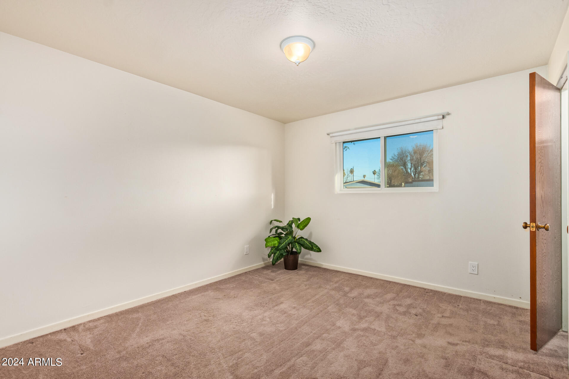 1118 E DOLPHIN Circle