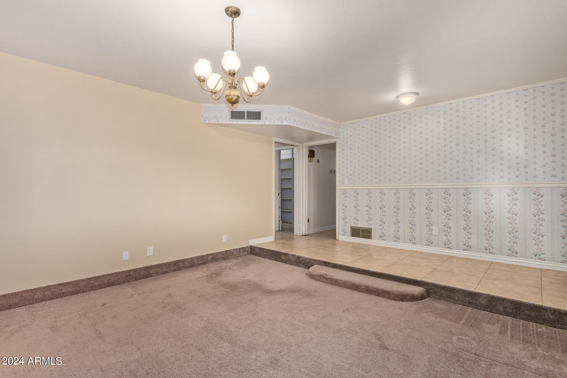1118 E DOLPHIN Circle