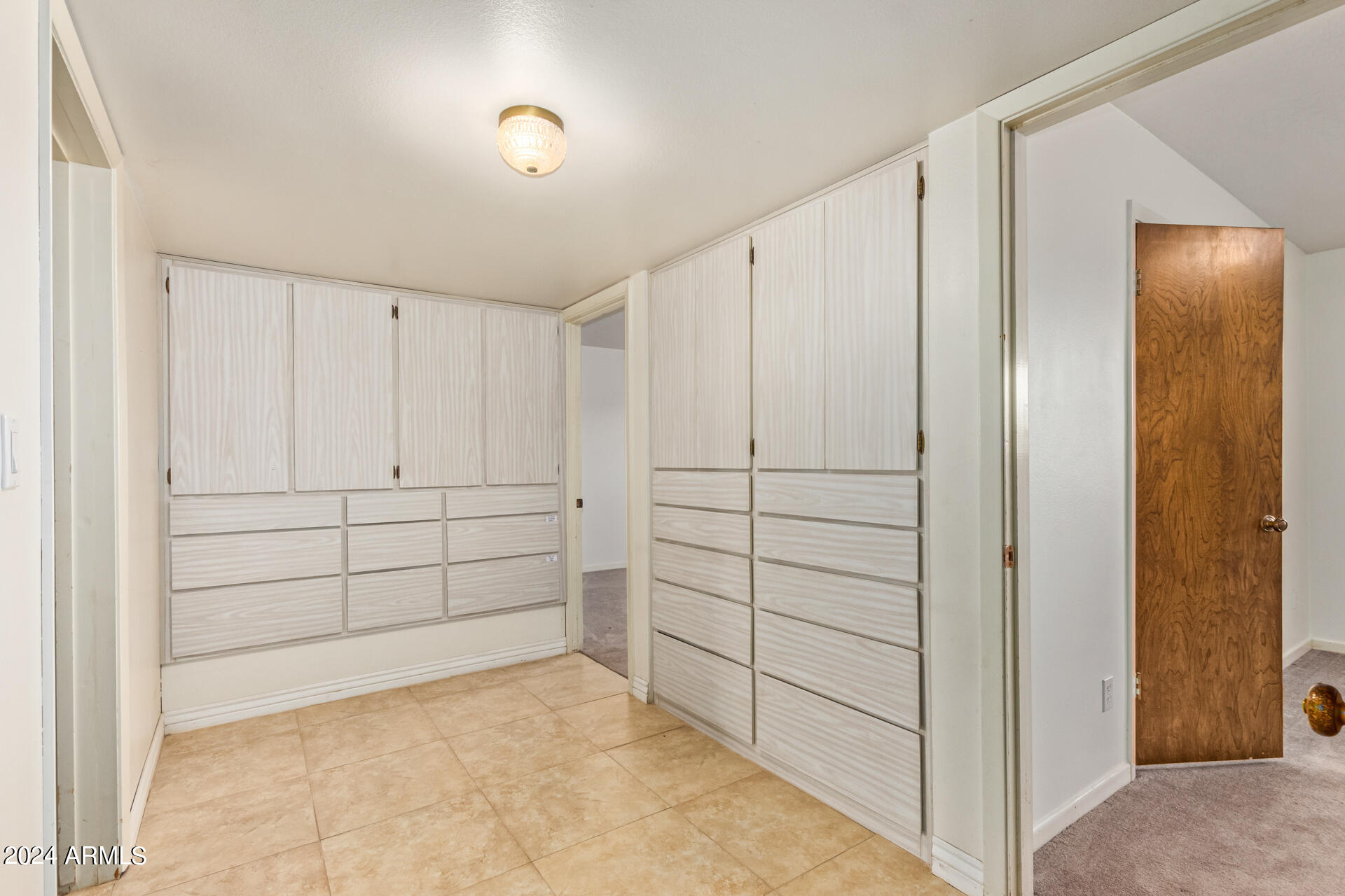 1118 E DOLPHIN Circle
