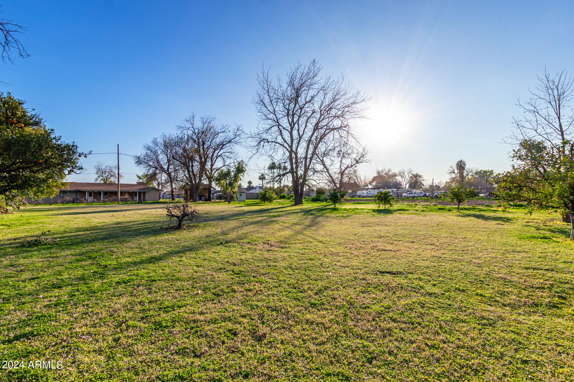 1118 E DOLPHIN Circle