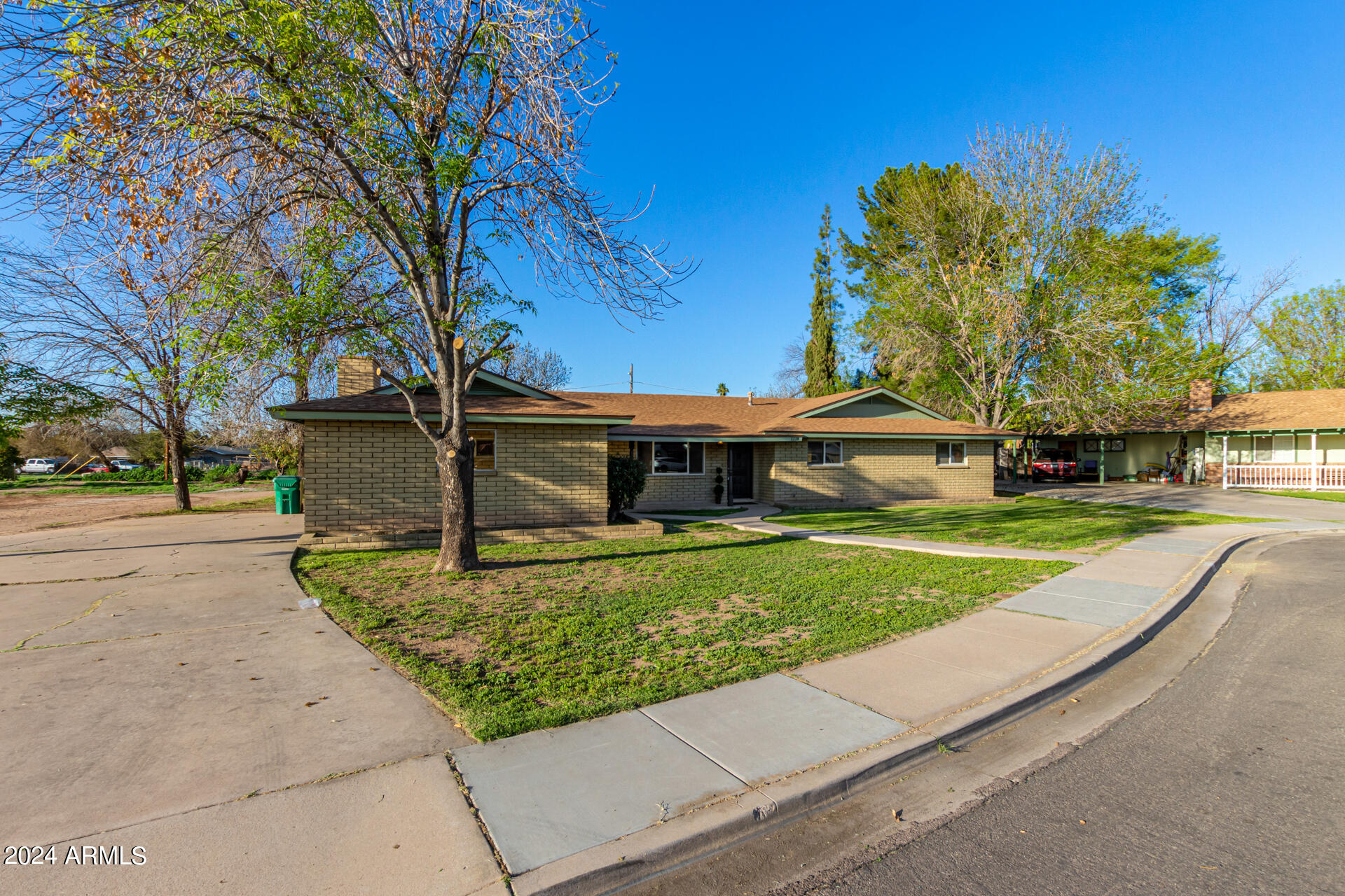 1118 E DOLPHIN Circle
