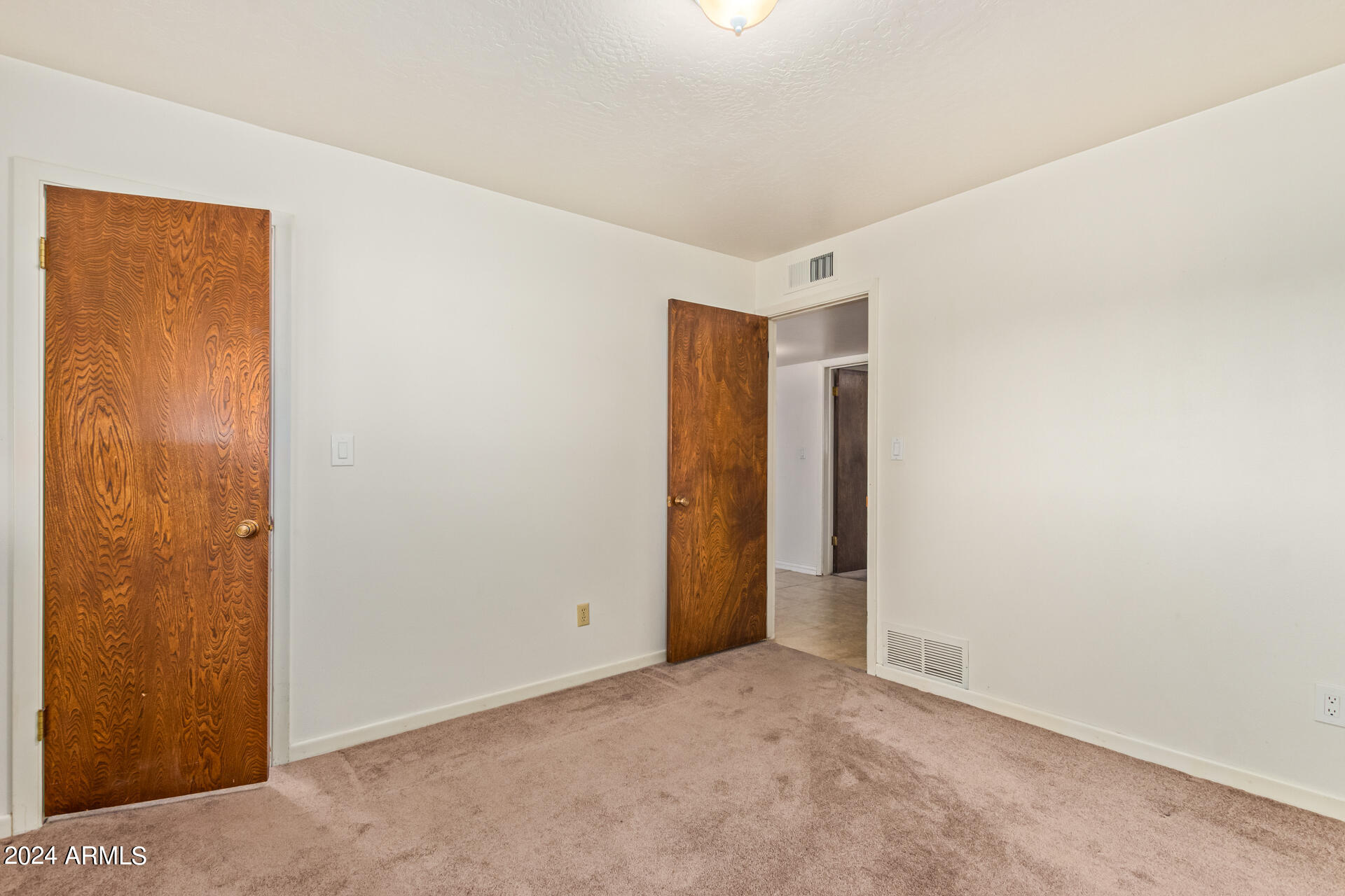 1118 E DOLPHIN Circle