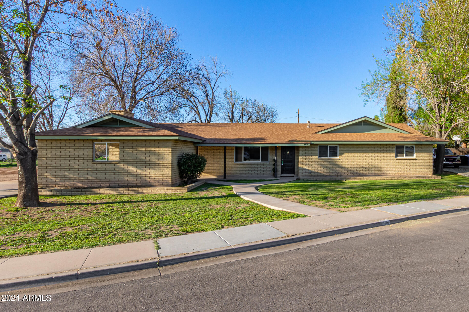 1118 E DOLPHIN Circle