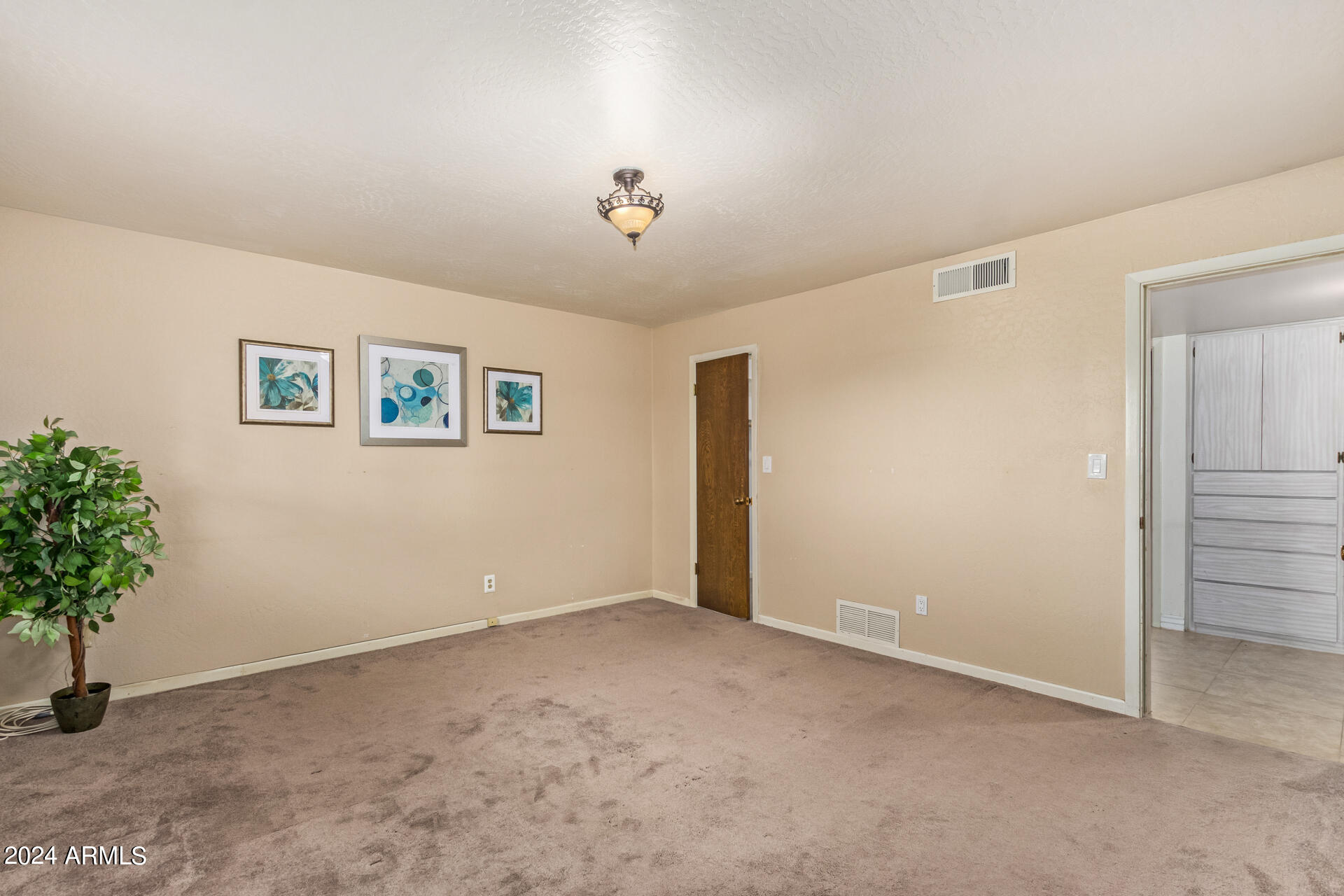 1118 E DOLPHIN Circle