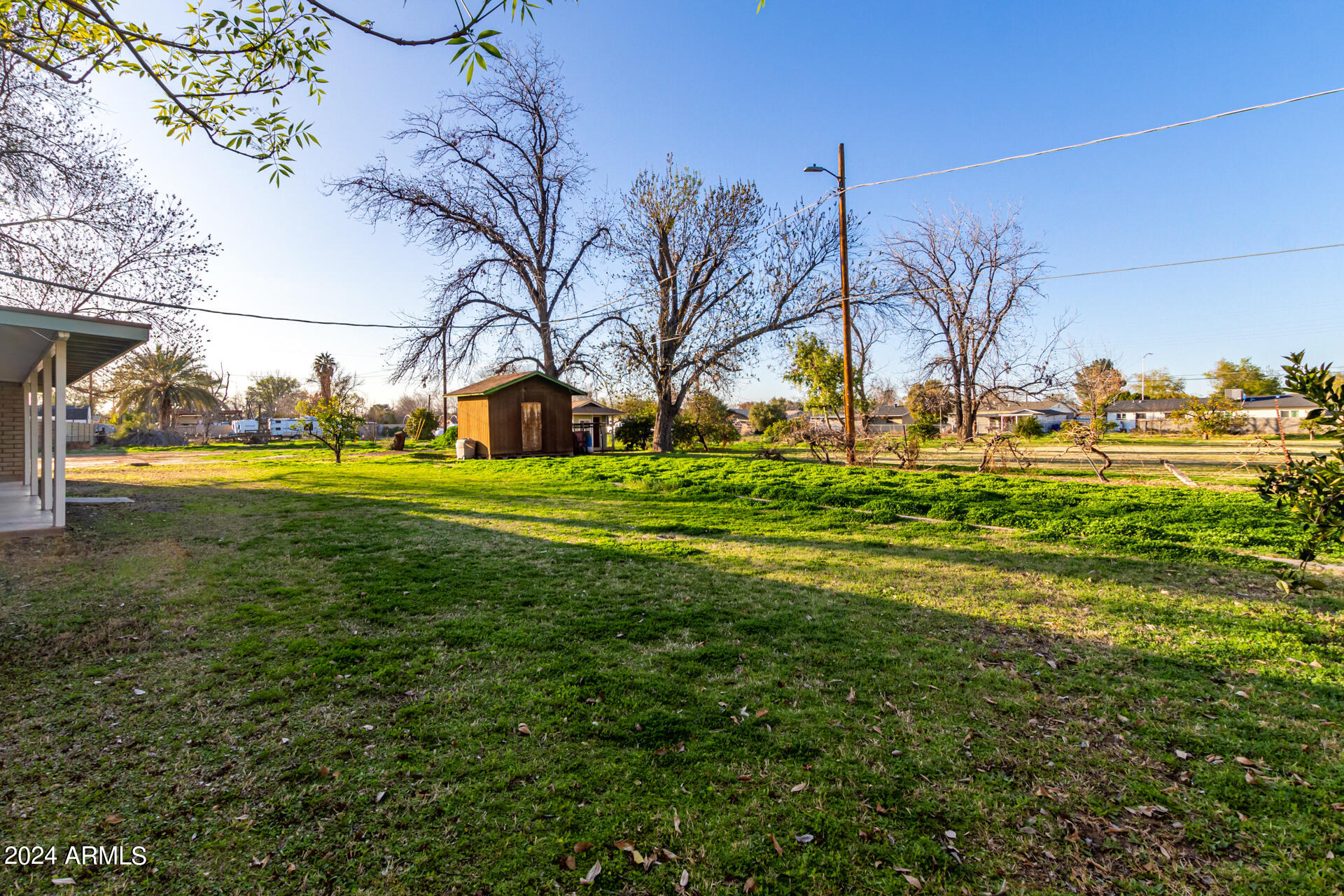 1118 E DOLPHIN Circle