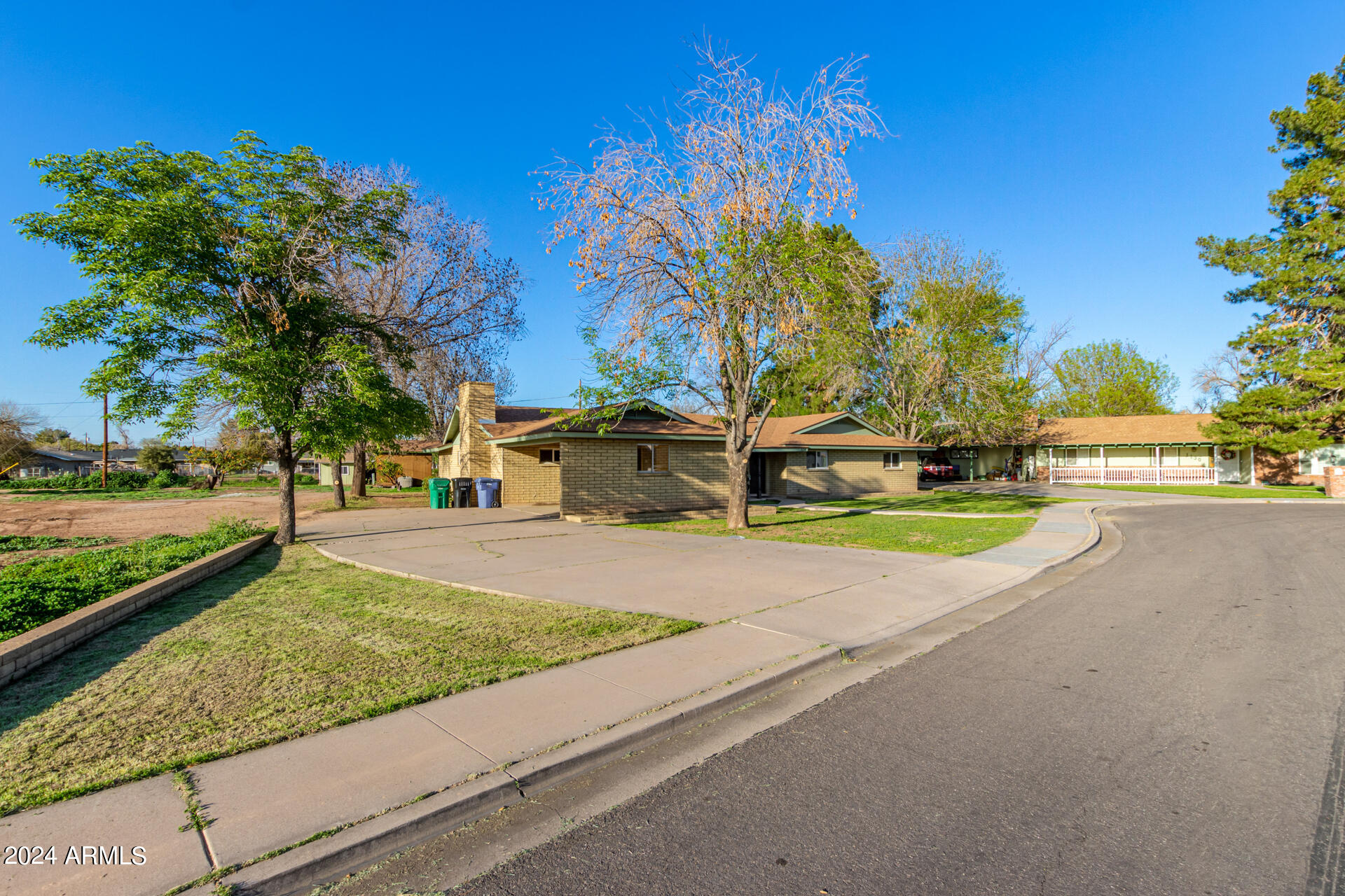 1118 E DOLPHIN Circle