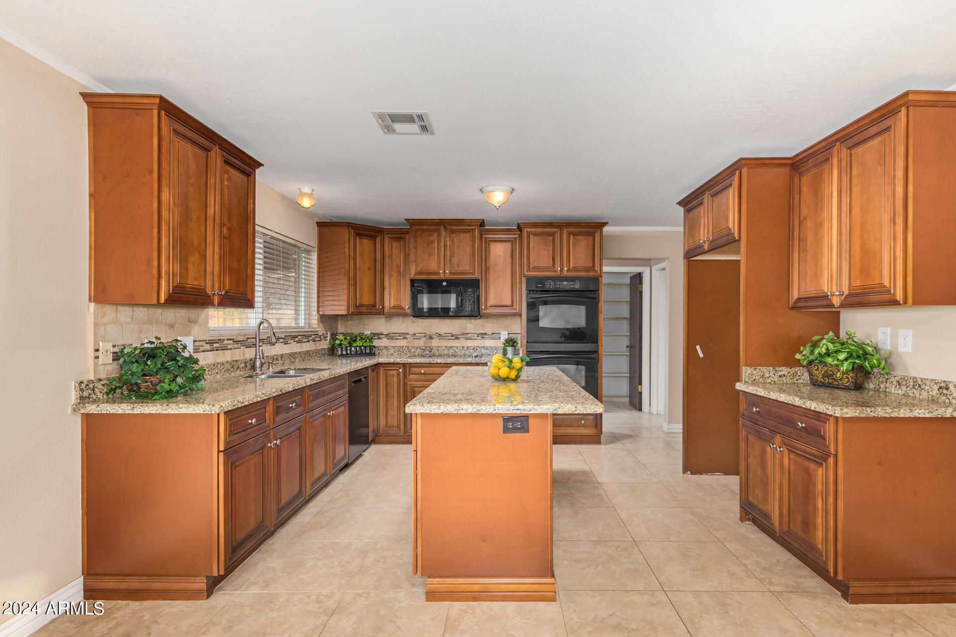1118 E DOLPHIN Circle