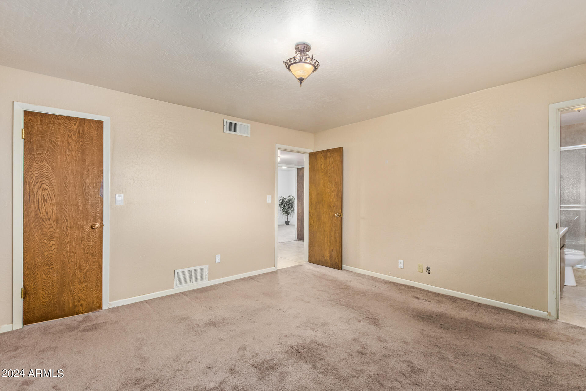 1118 E DOLPHIN Circle