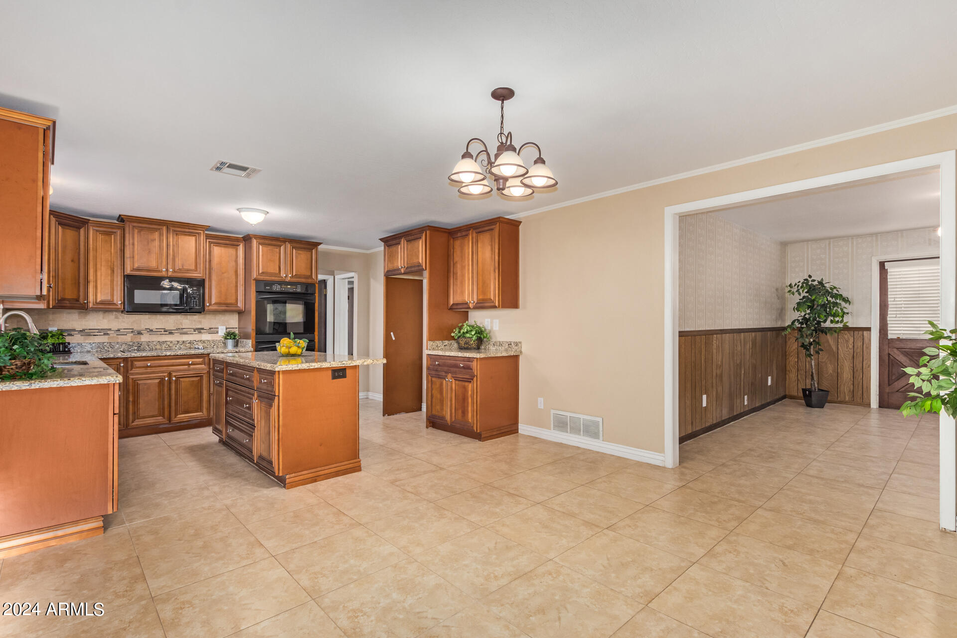 1118 E DOLPHIN Circle