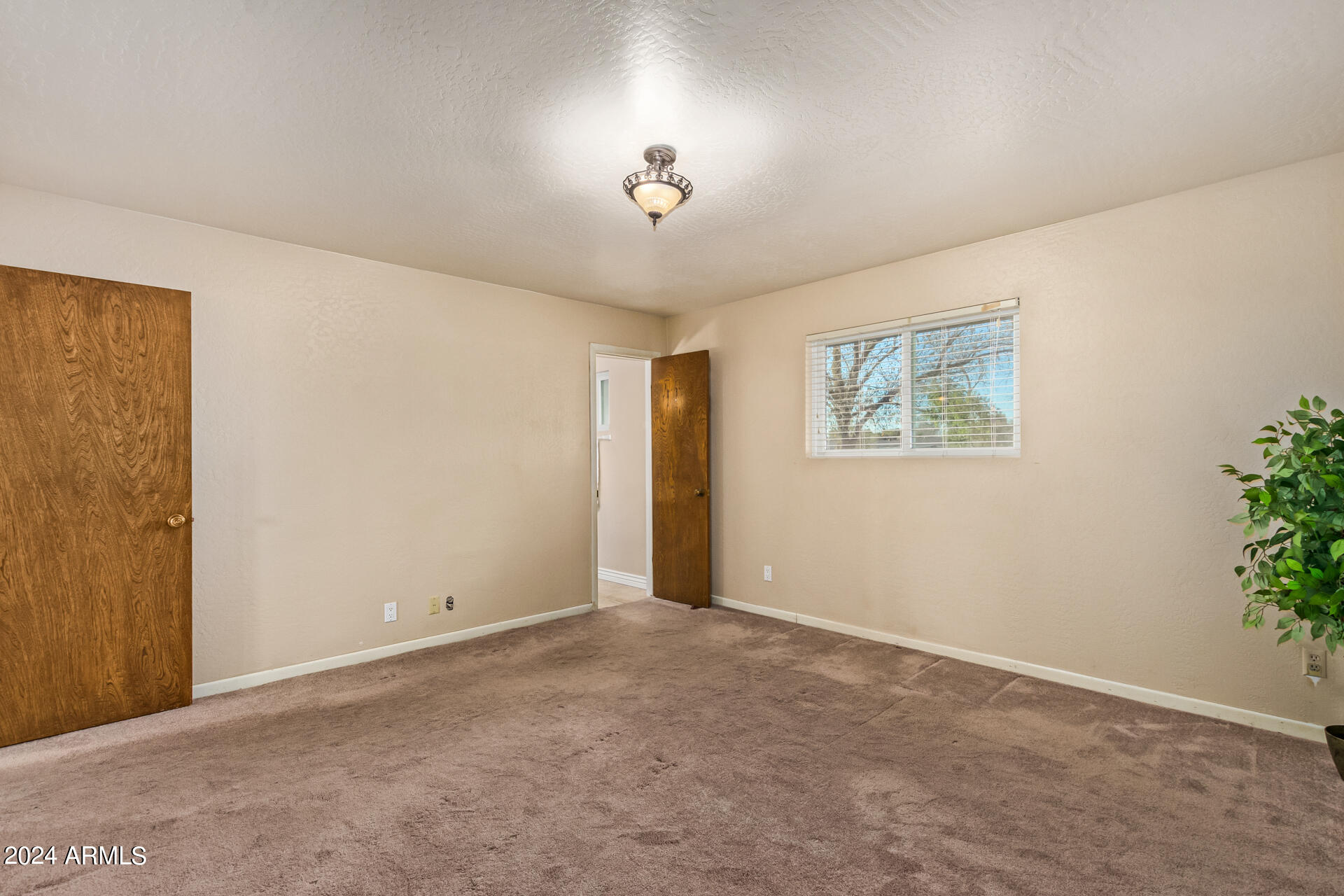 1118 E DOLPHIN Circle