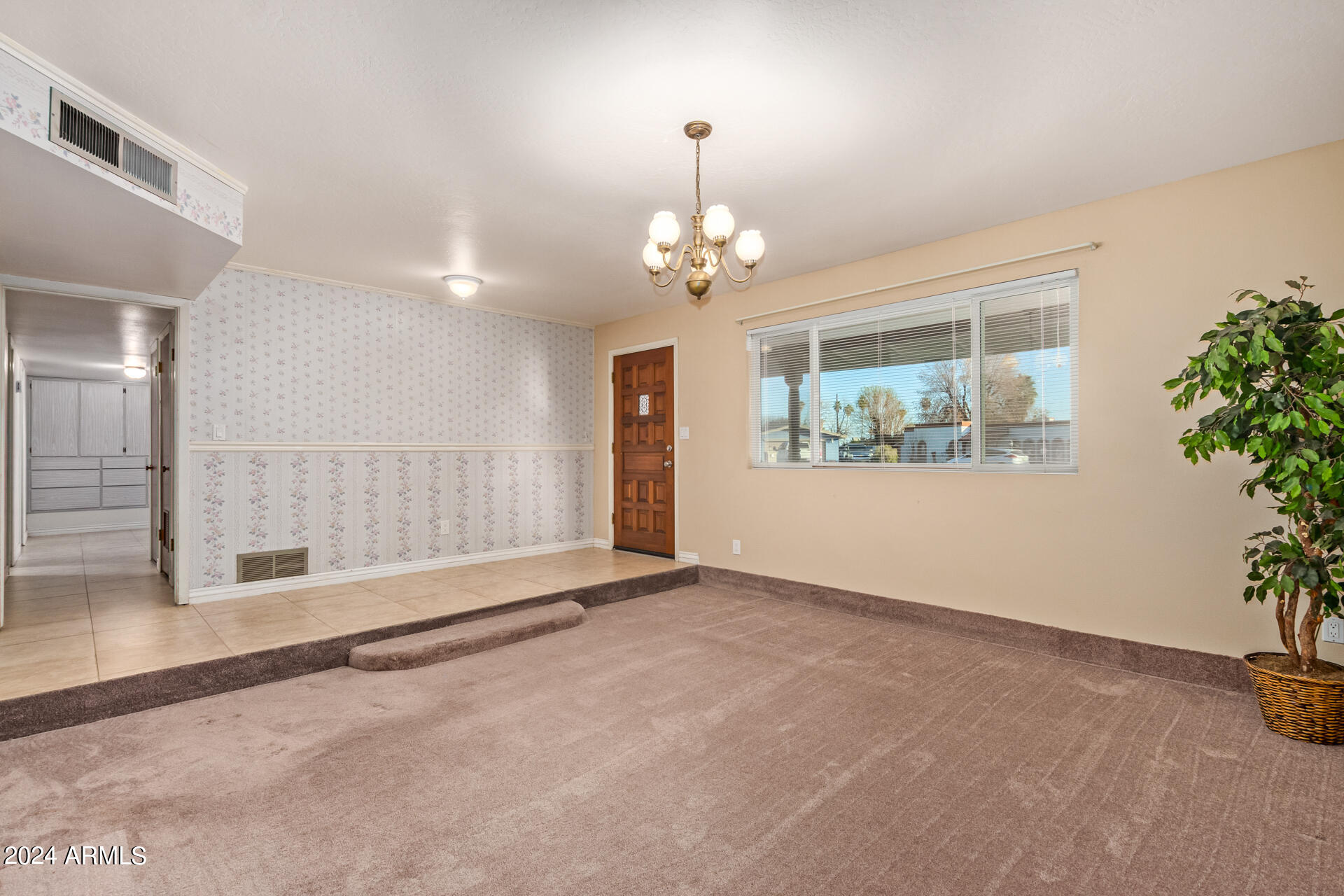 1118 E DOLPHIN Circle