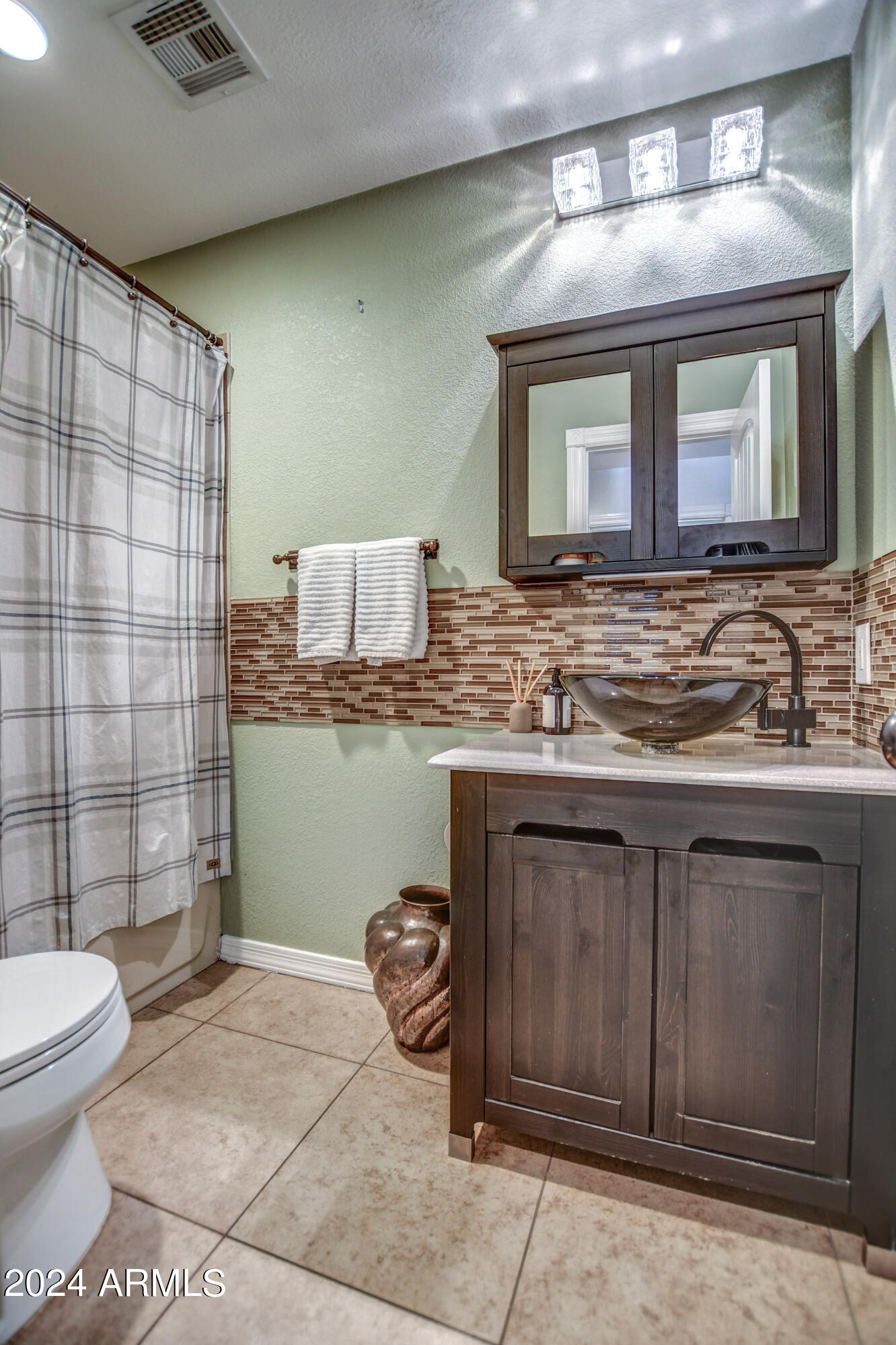 2202 E SELLS Drive