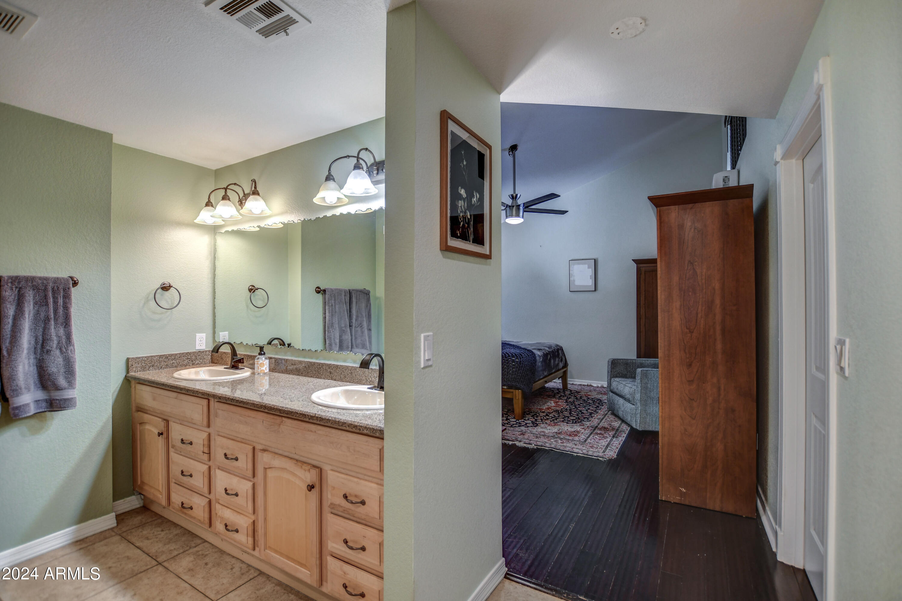 2202 E SELLS Drive
