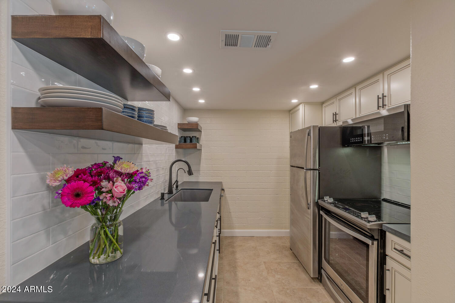 7809 E VALLEY VISTA Drive