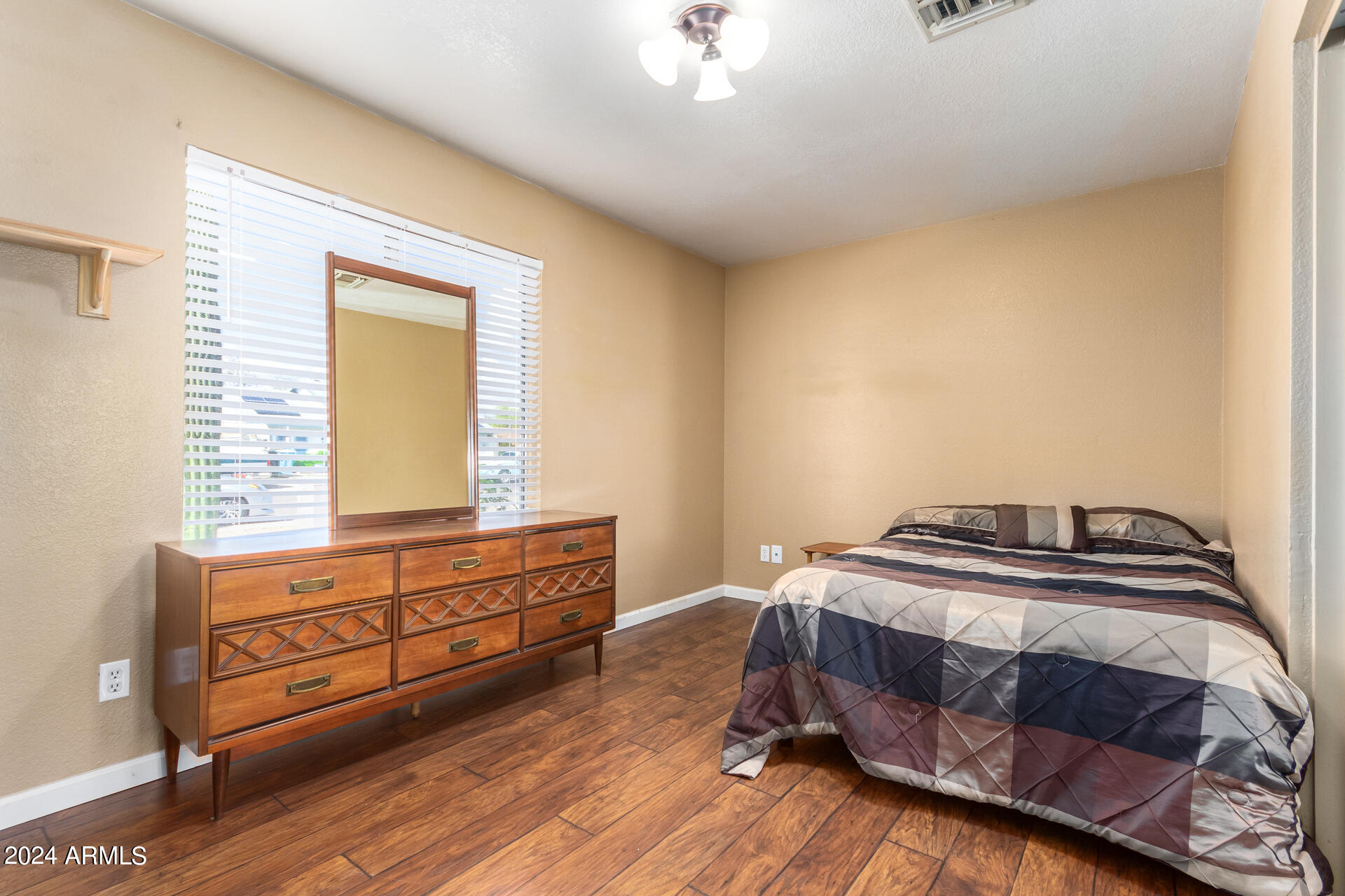 1311 W TONOPAH Drive