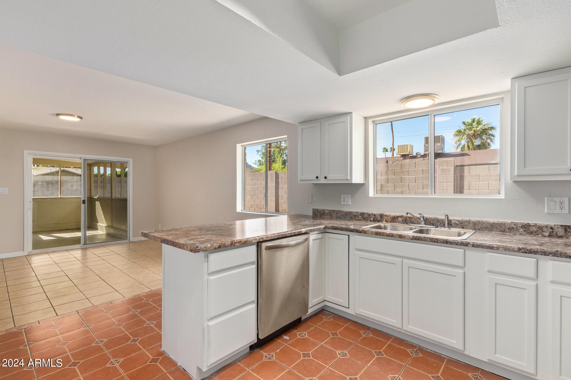 2802 E DAHLIA Drive