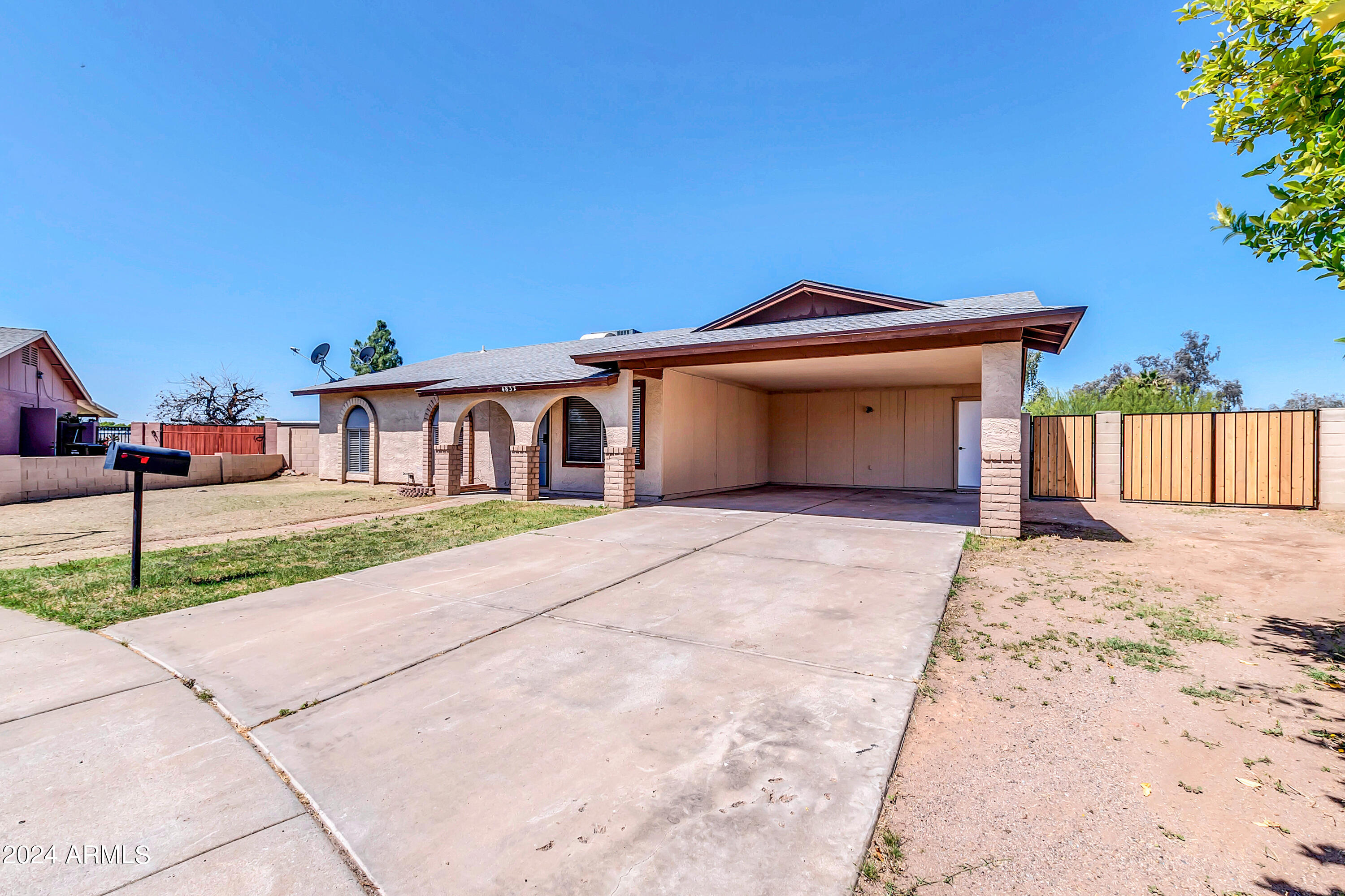 4832 W BLUEFIELD Avenue
