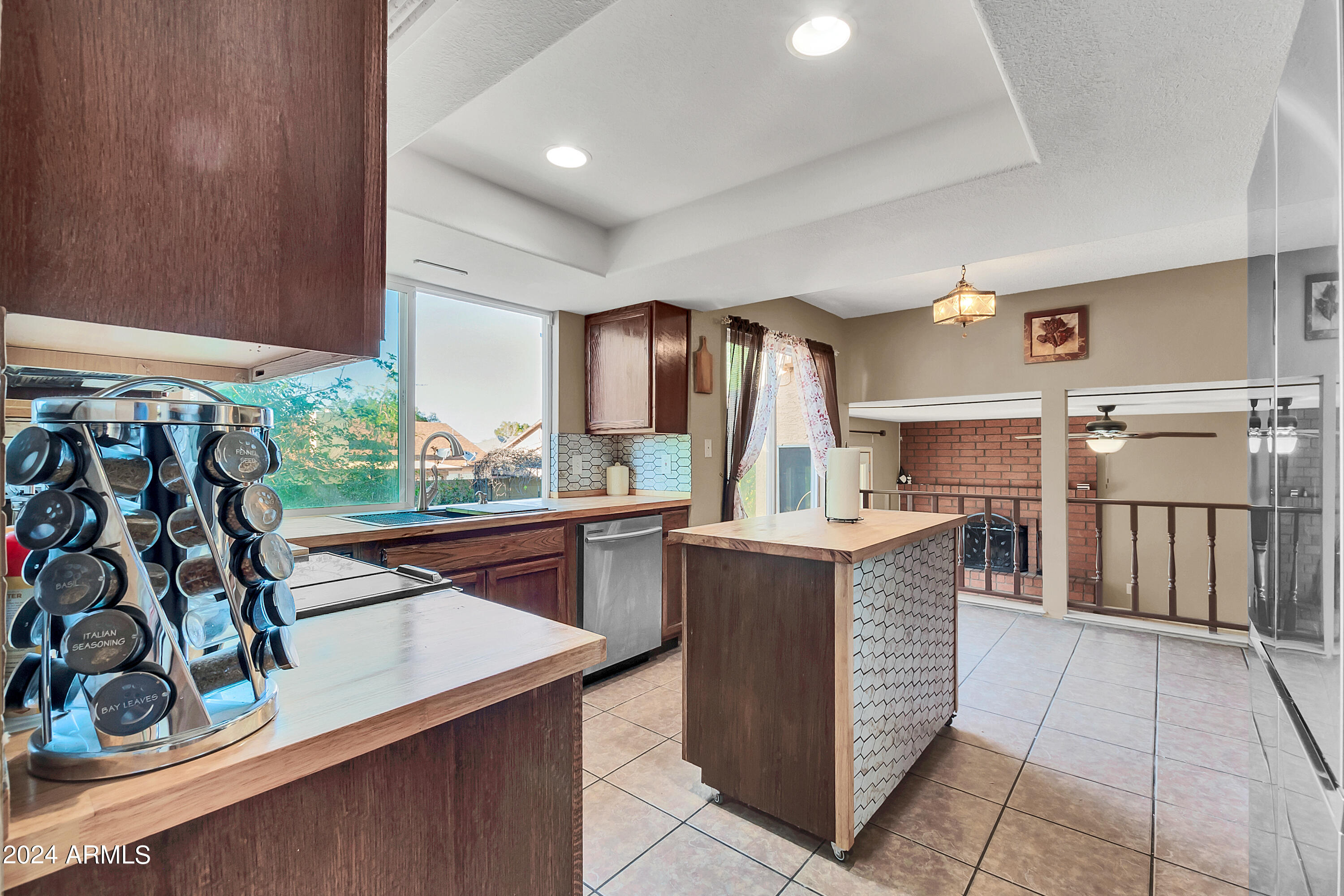 1614 E VINEYARD Road
