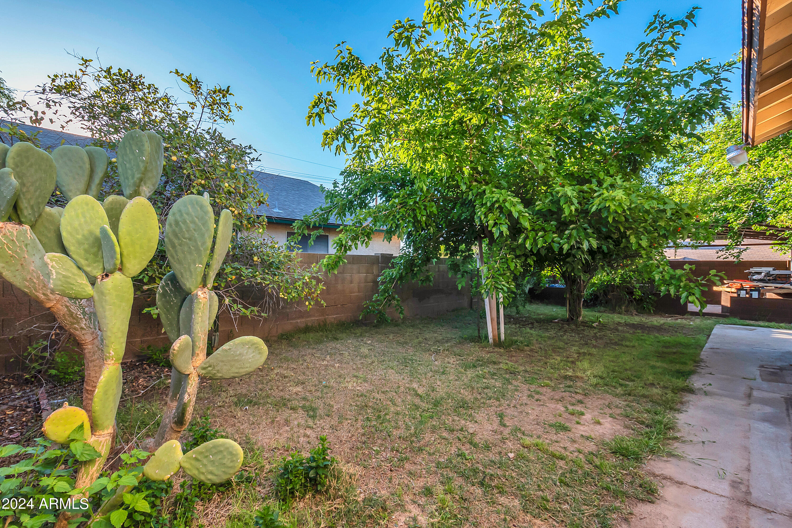 1614 E VINEYARD Road