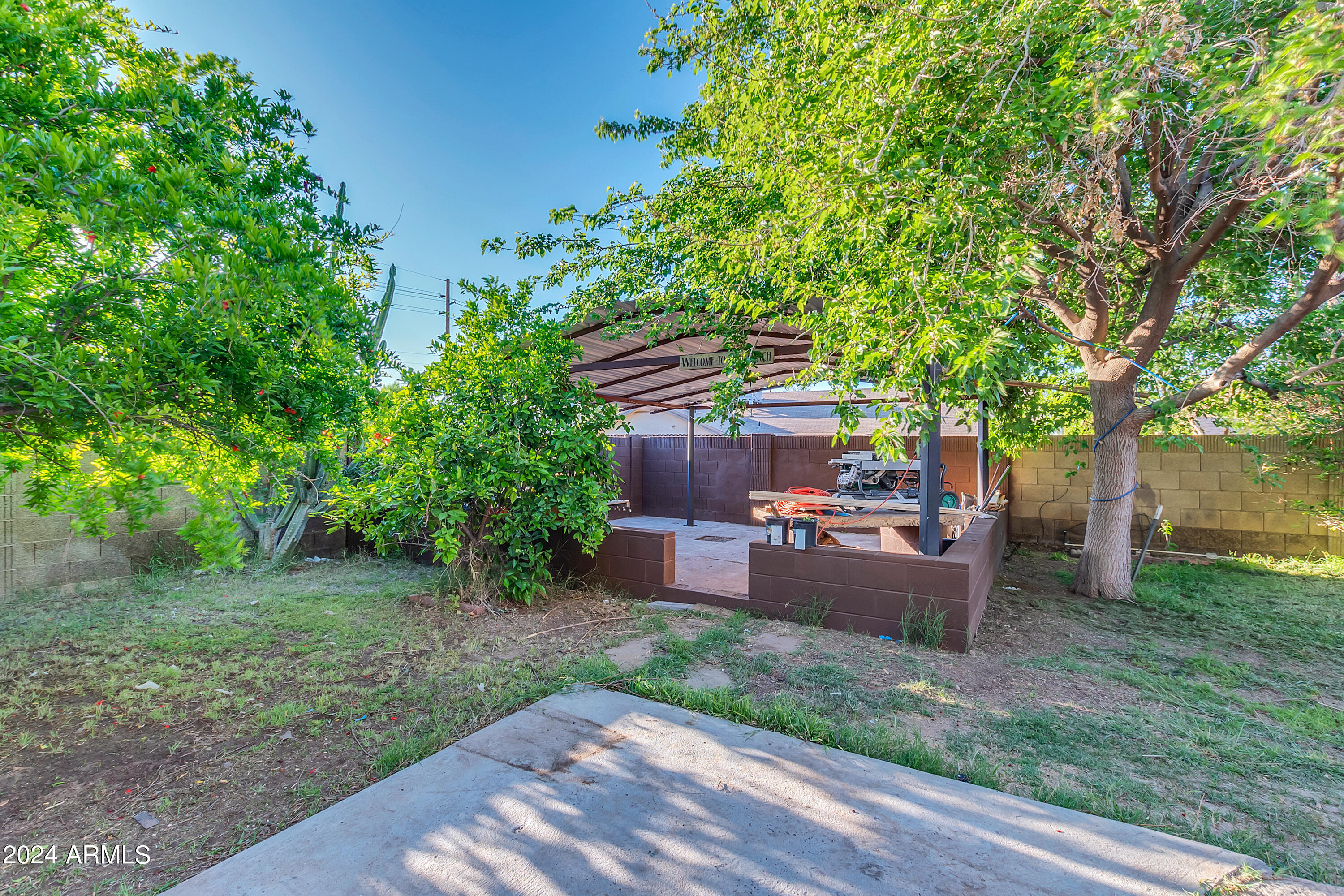 1614 E VINEYARD Road