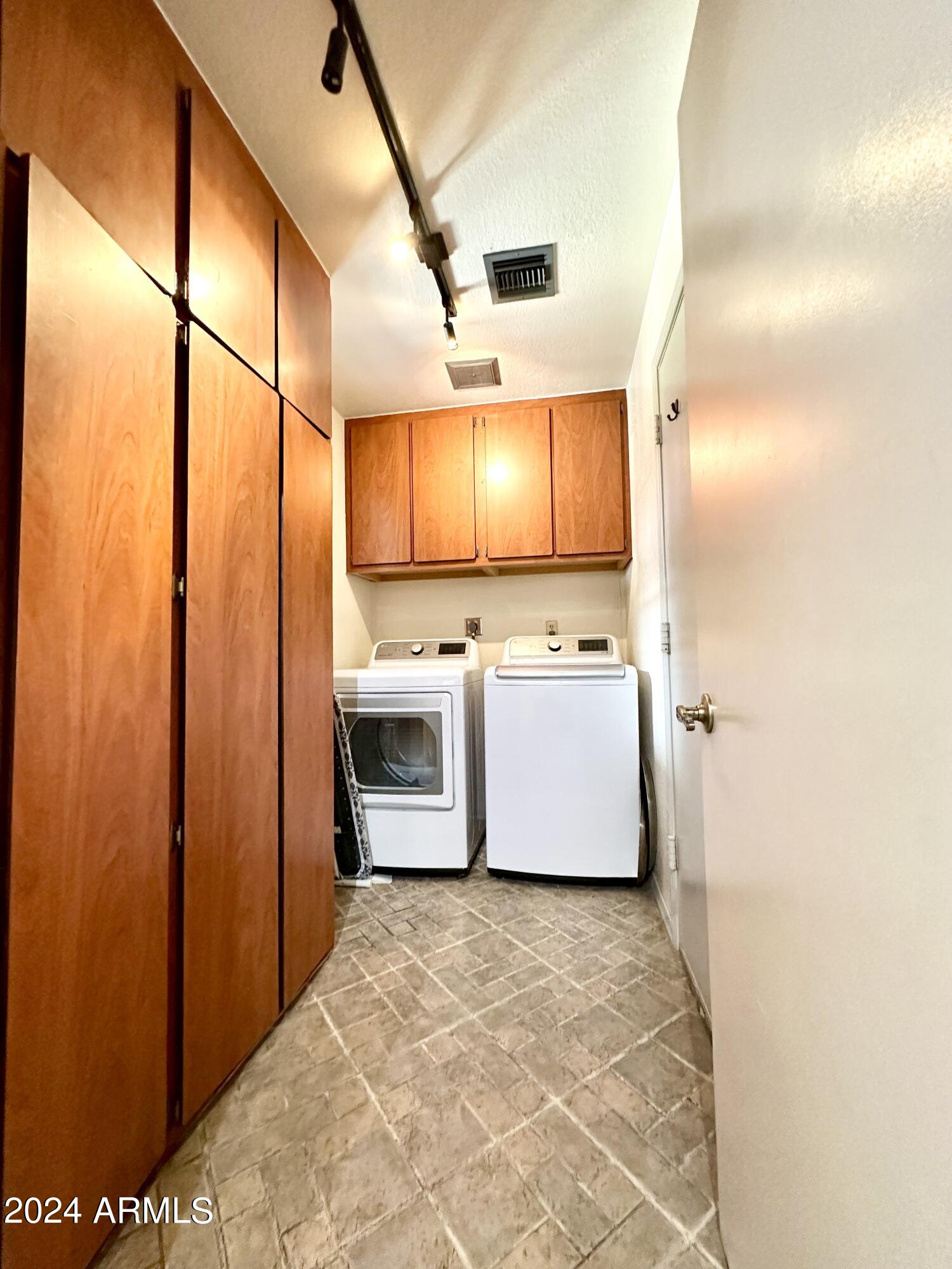 8937 W CINNABAR Avenue