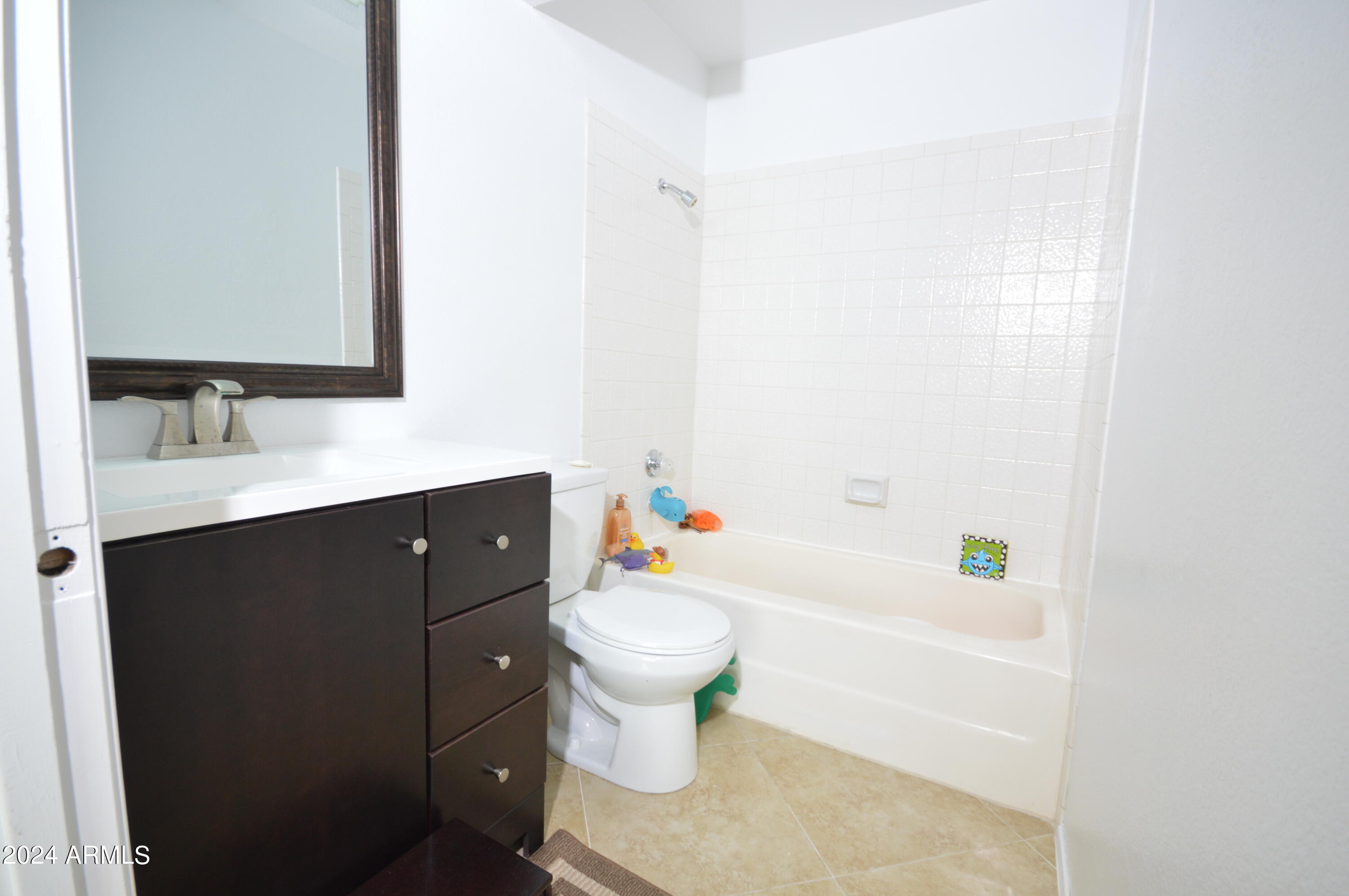 5611 W CHICAGO Street