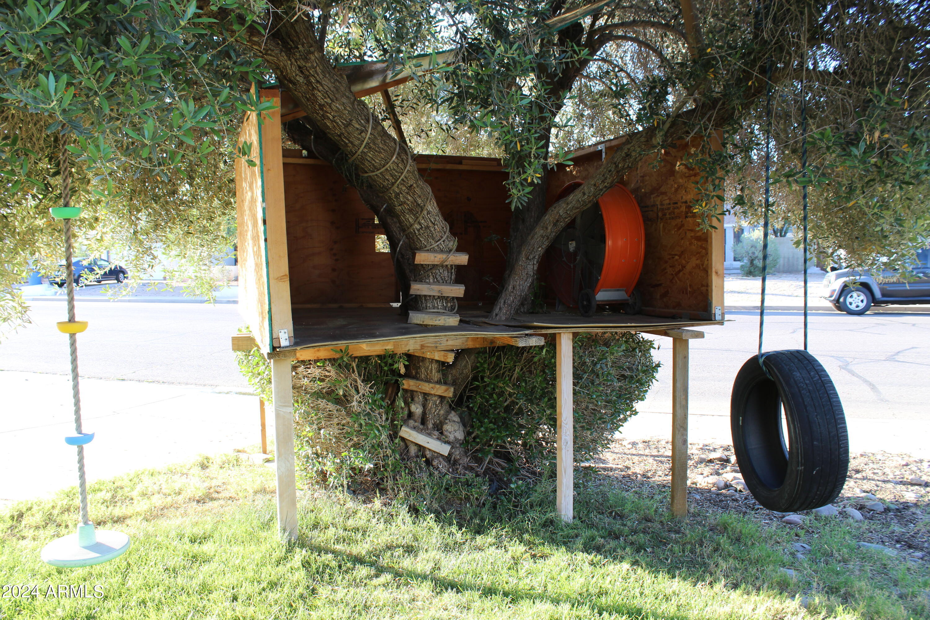 5611 W CHICAGO Street