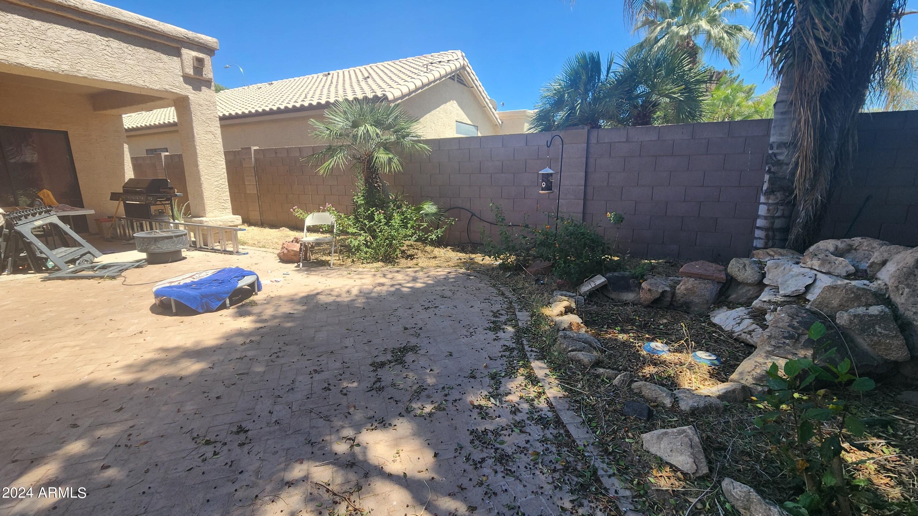 2243 W MYRTLE Drive