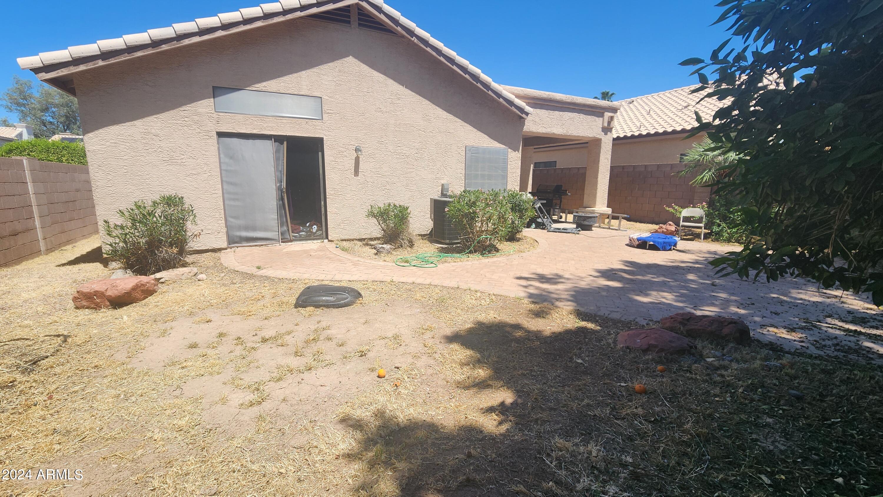 2243 W MYRTLE Drive
