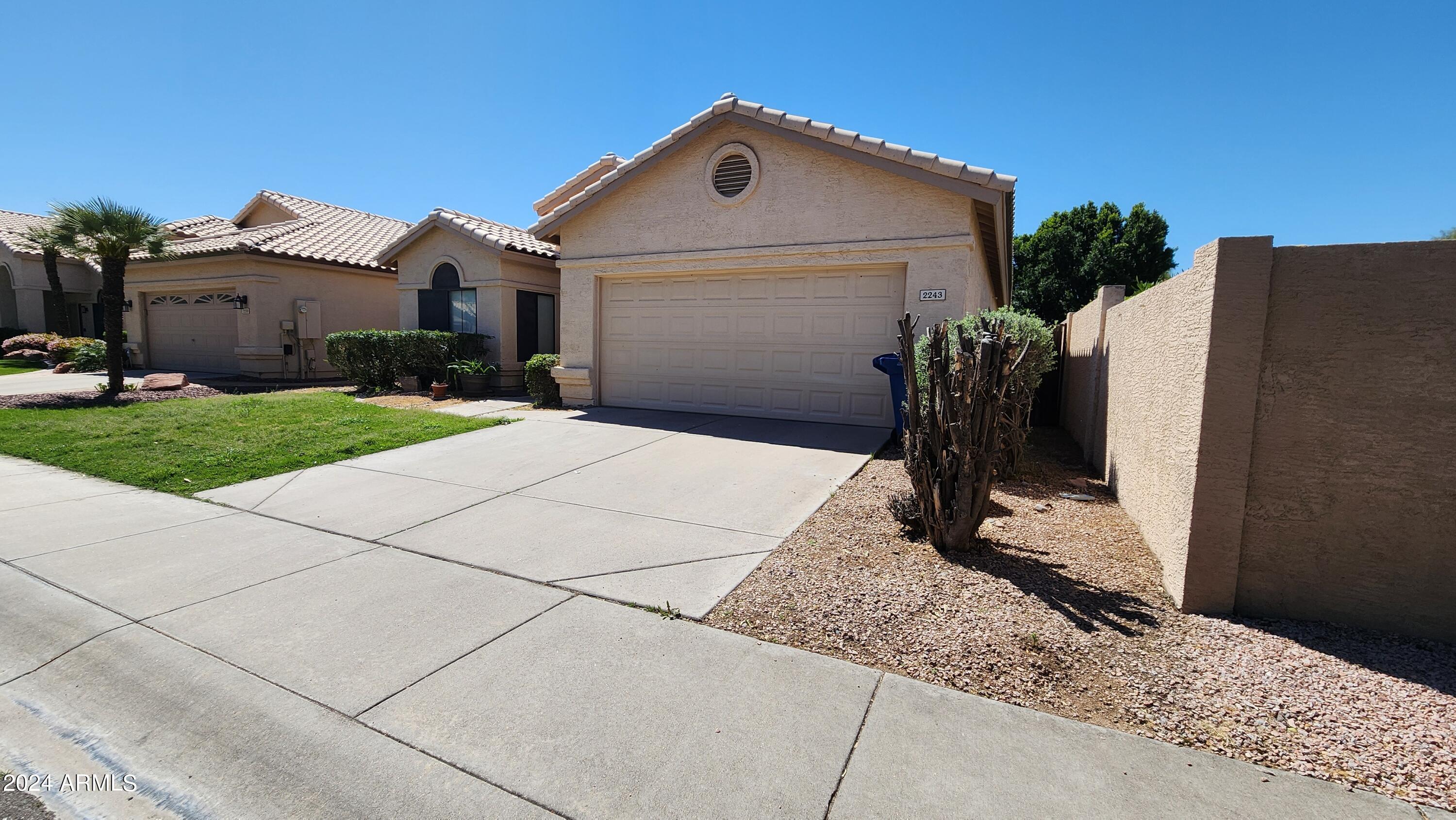 2243 W MYRTLE Drive