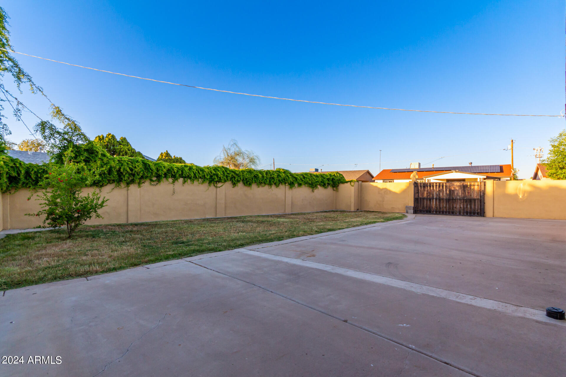3320 E LUDLOW Drive