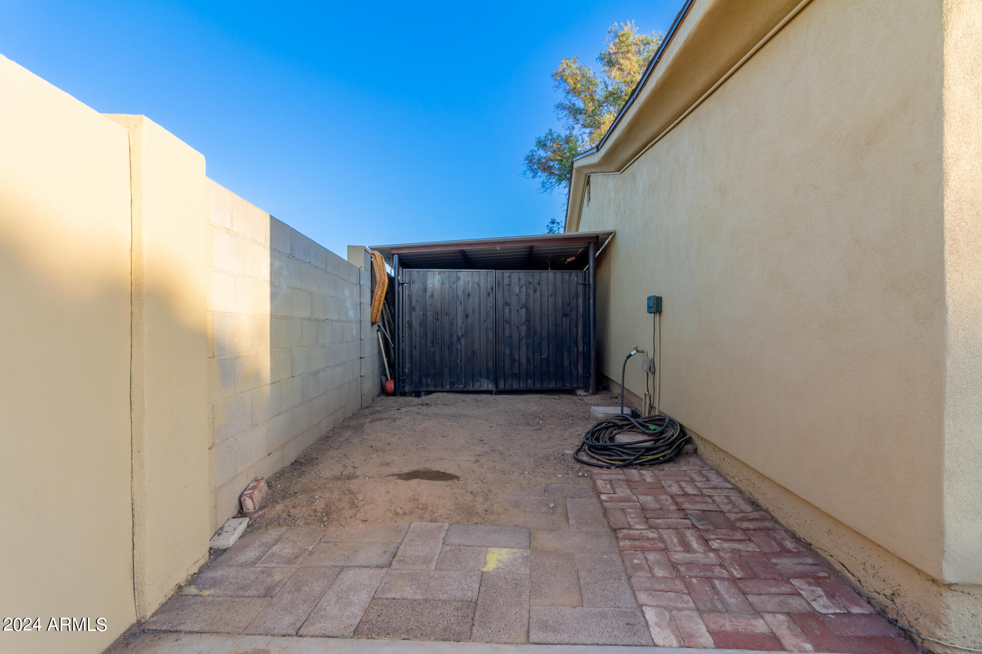 3320 E LUDLOW Drive