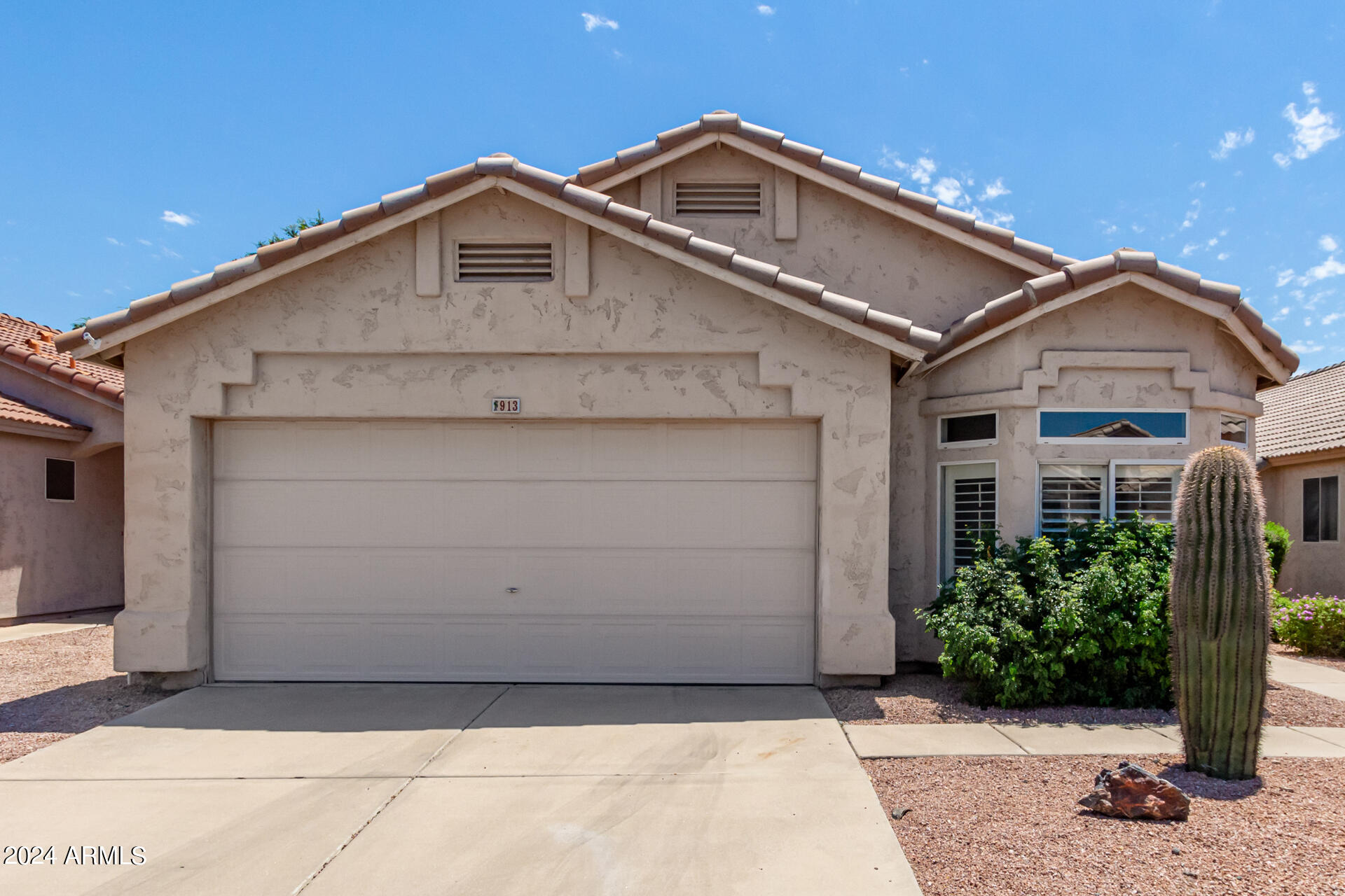 913 E BLACKHAWK Drive