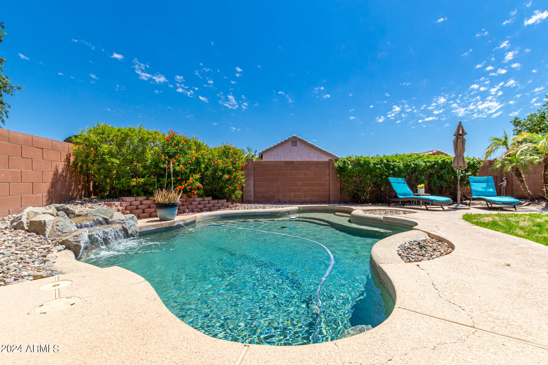 913 E BLACKHAWK Drive