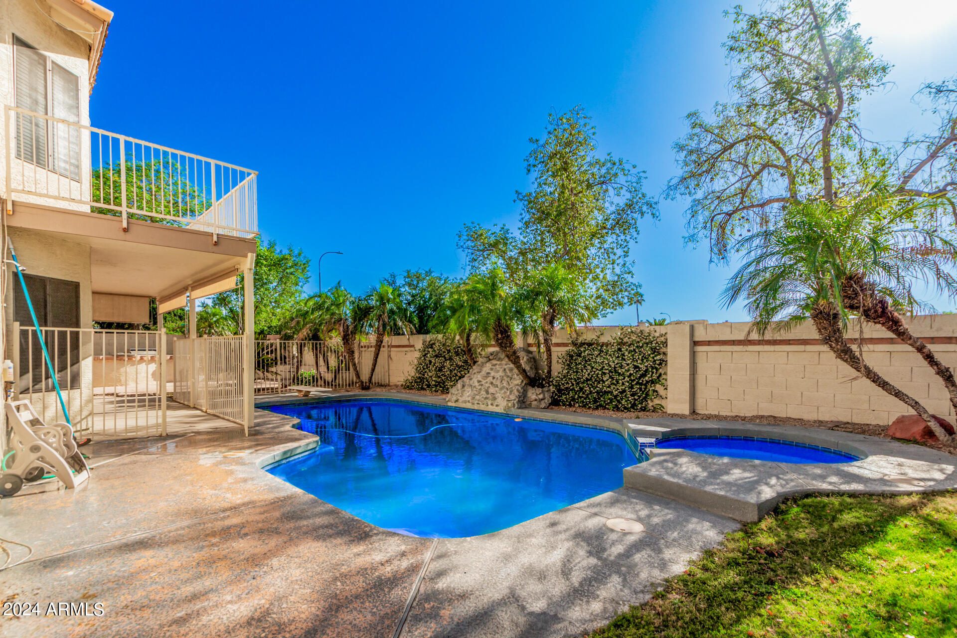 3706 N WINTERGREEN Way