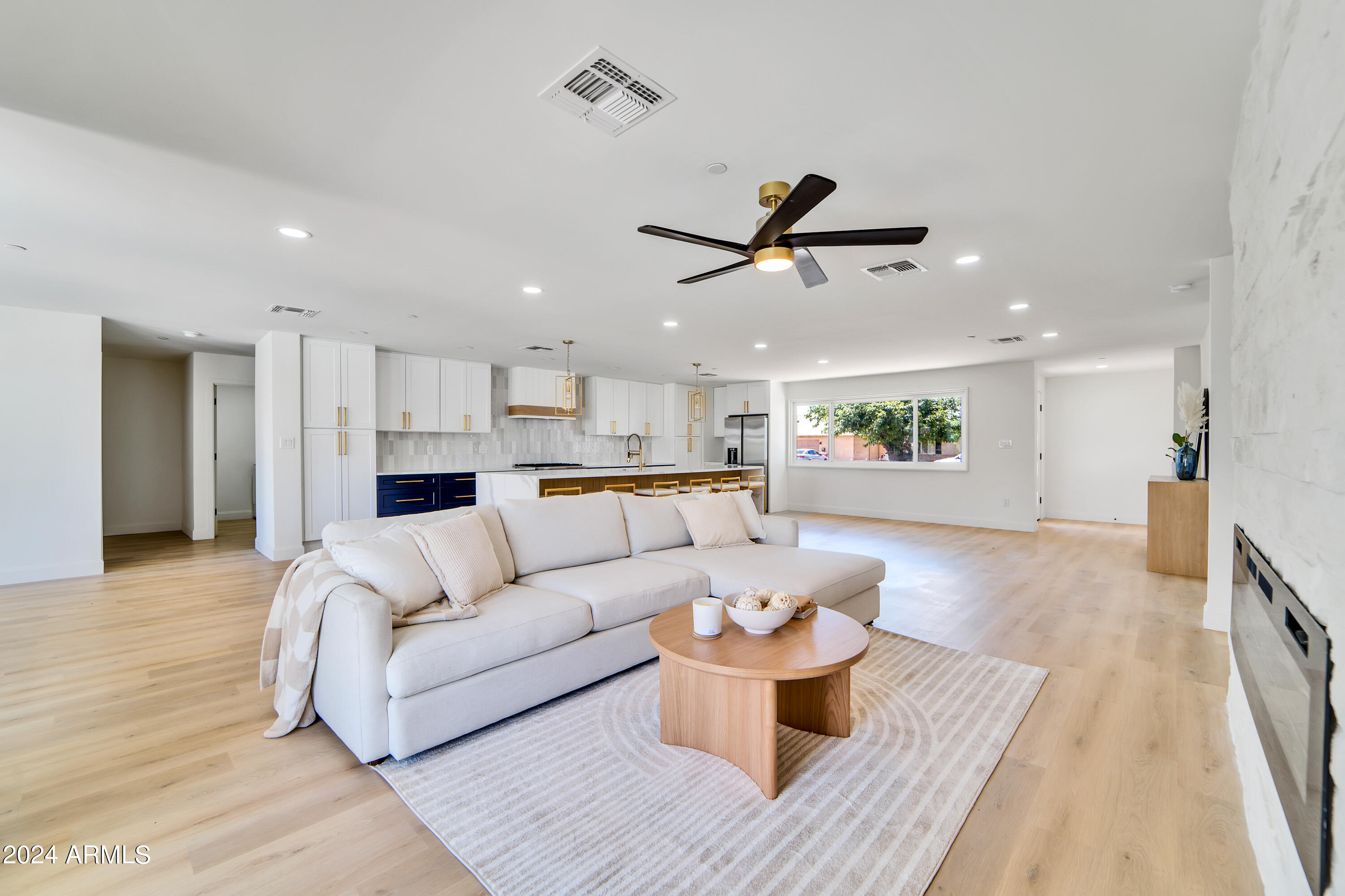 8032 E WILSHIRE Drive
