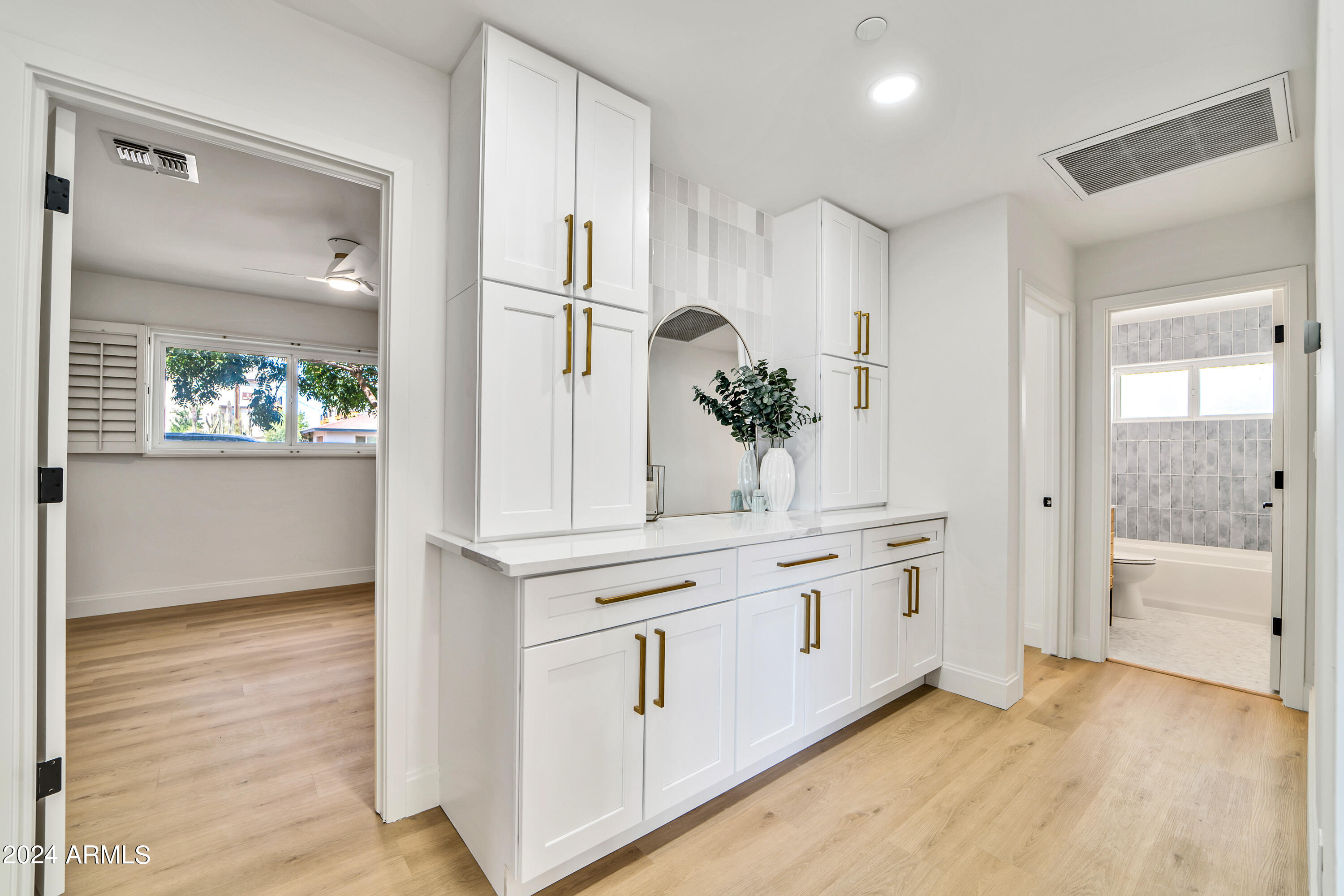 8032 E WILSHIRE Drive