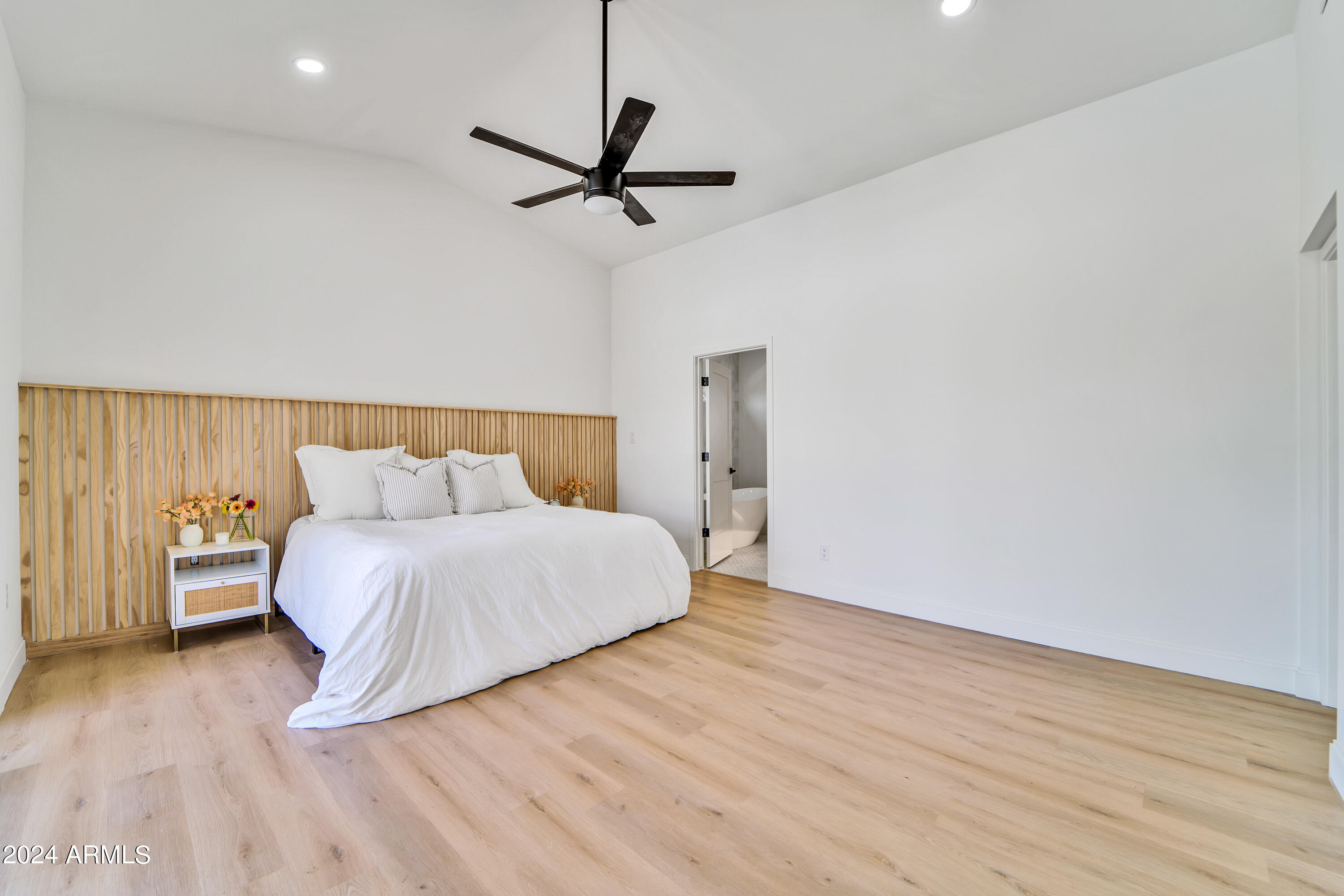8032 E WILSHIRE Drive