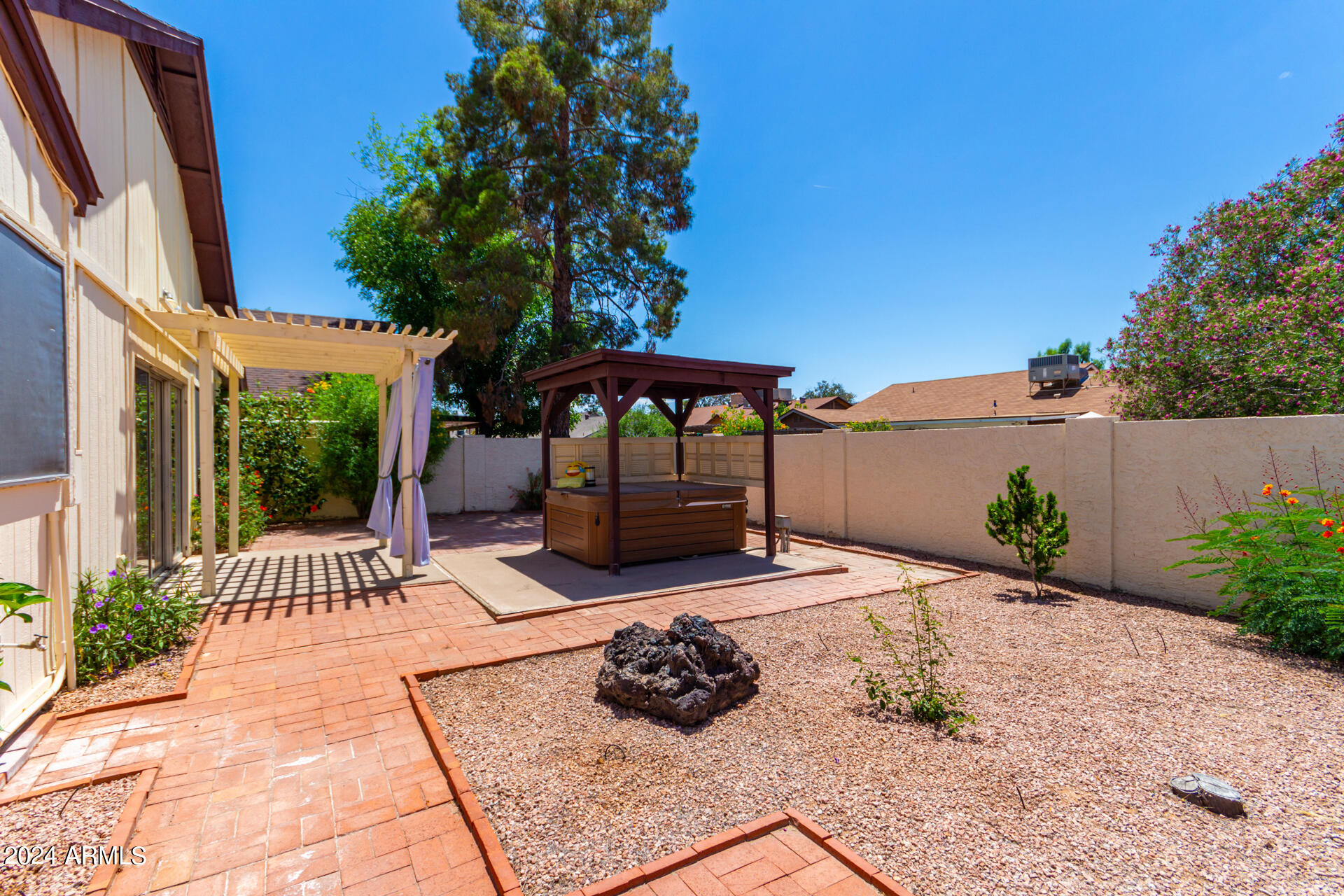 1618 N COMANCHE Drive